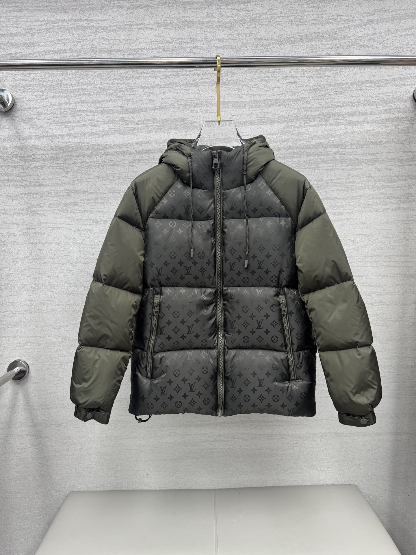 NO:573911,LV 2025 winter new full-print donkey brand new hooded design down jacket is made of shiny nylon fabric, with a classic printed design logo on the chest, and is filled with comfortable duck down and duck feathers. It presents a loose fit. Ingredient content: outer layer: polyamide*, lining: polyamide, filling: duck down, duck feather; down content 90%, lining: polyester fiber, *At least 70% of the main materials of this boutique come from renewable ingredients. Code number 48~56, Louis  vuitton,louis vuitton,down jacket,hats,alexander wang19860909LV 2025冬新款满印驴牌新款连帽设计羽绒服 选用亮泽尼龙面料打造,胸前经典印花设计logo,充盈填充舒适的鸭绒和鸭毛.呈现宽松版型,成分含量:外层:聚酰胺*,内衬:聚酰胺,填充:鸭绒,鸭毛;绒子含量90,填衬:聚酯纤维,*此件精品的主要材料中至少70来自可再生成分 码数48～56,,louis vuitton,louis vuitton,down jacket,hats,alexander wang,Men's clothing