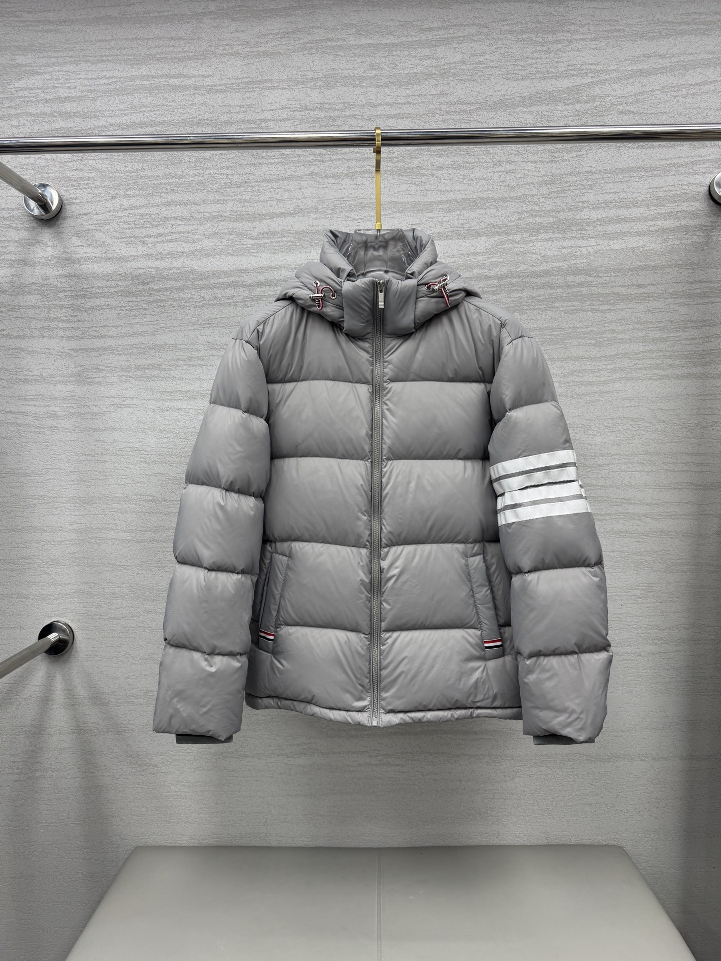 NO:573908,2025Thom Browne. Thom Browne classic four-bar hooded down jacket, same style for men and women, color black gray, size S M L xL xxL,,thom browne,down jacket,hats,alexander wang198609092025Thom Browne. 汤姆布朗经典四杠连帽羽绒服男女同款情侣款 颜色黑色灰色 码数S M L xL xxL码,,thom browne,down jacket,hats,alexander wang,Men's clothing
