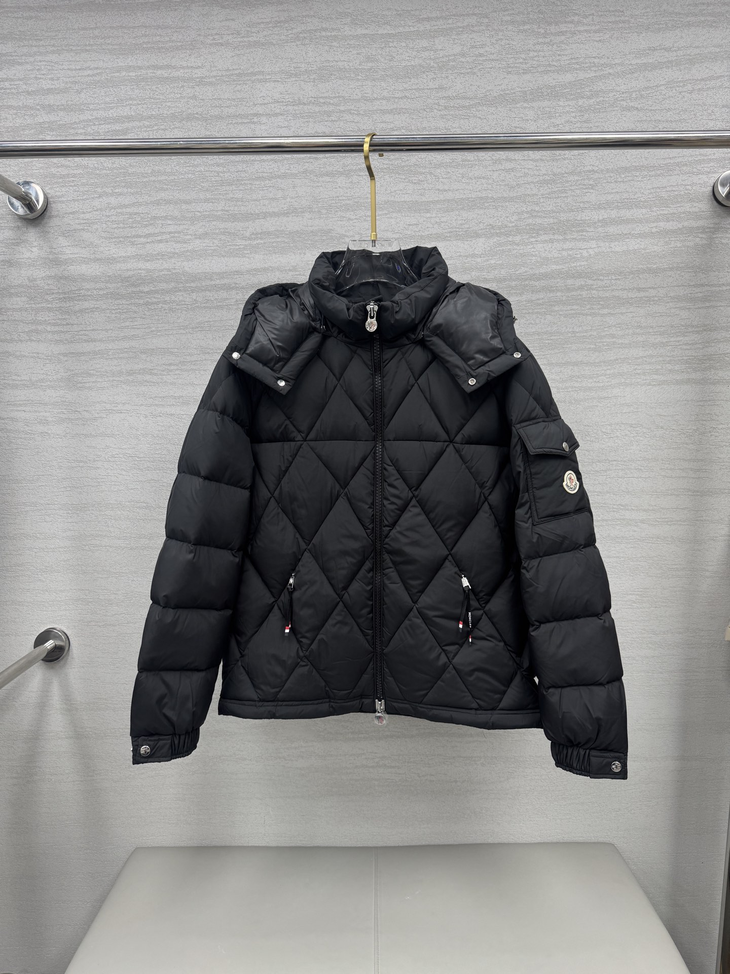 NO:573905,Moncler down jacket 2025 latest fashion designer down jacket. Every detail shows craftsmanship, and the design changes are enough advanced structural tailoring to show men's diverse image changes. It is slim and neat, and tailored to meet the popular multi-layered outfits. Versatile style for life. Code number 12345,, jackets & coats, down jacket, alexander wang19860909Moncler 羽绒服2025最新款时尚设计师款羽绒外套.处处细节显工艺足够的高级结构性剪裁的设计改变来展现男士多样的形象变化,修身利落、剪裁合体,满足时下正流行的多层次穿搭,生活百搭款式 码数12345,,jackets & coats,down jacket,alexander wang,Men's clothing