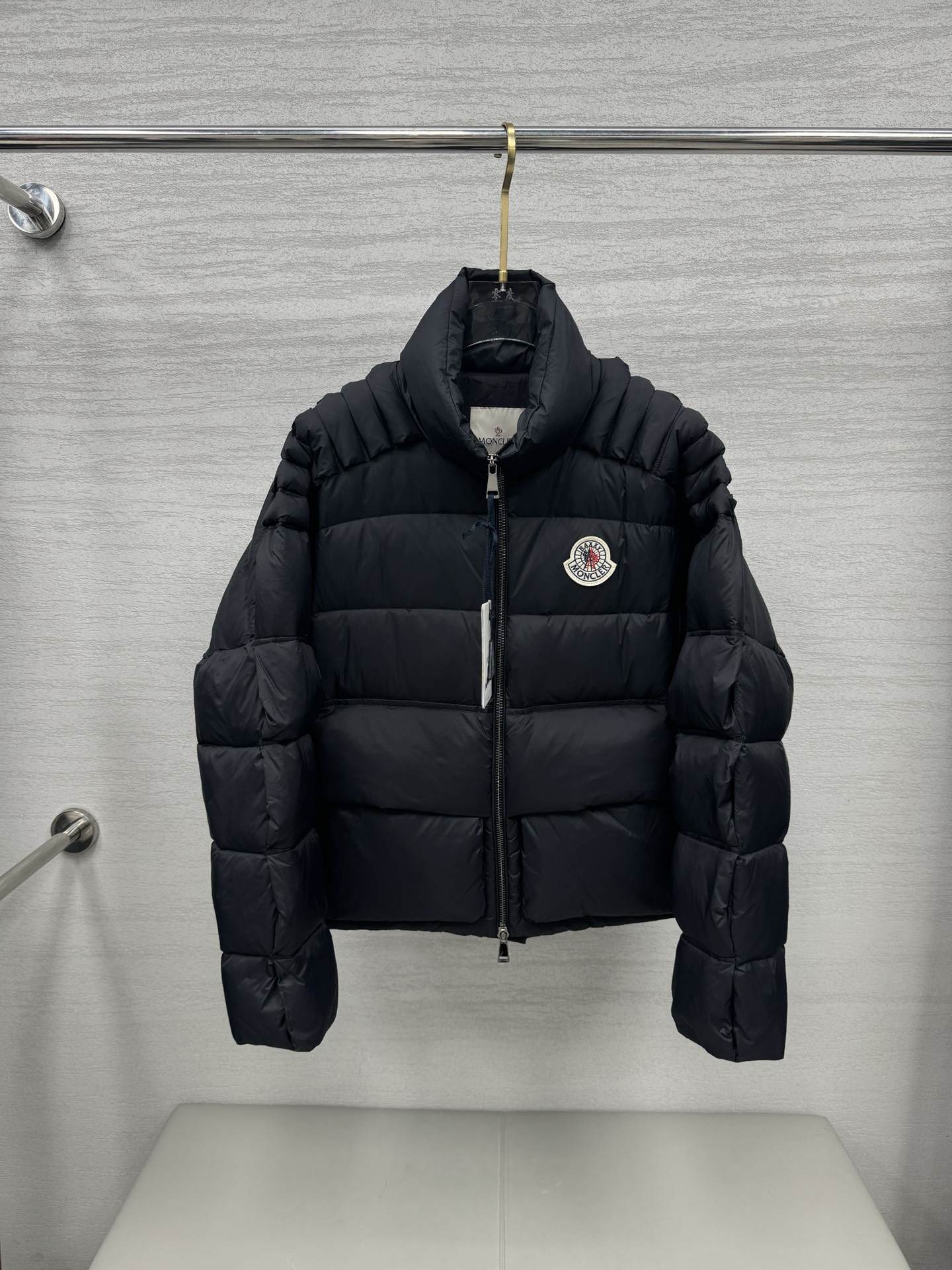 NO:573888,Extra-grade down Moncler  Comes standard with a full set of counter gift box packaging. (Original airplane box, original shopping bag, original dust-proof grass, original hanger, original thank you card, original ribbon, upgraded original oversized magnetic gift box.) This down is a men's and women's single product of the Moncler xChristoPher Raxxy series. The decorative elements convey the design concept of the ladder of dreams.   Actors Zhou Yutong and Wang Anyu interpret the design concept of 'Dream Staircase'. This three-dimensional quilted down jacket is made of lightweight tear-resistant fabric, created in collaboration with ChristoPher Raxxy. The design of this down jacket is inspired by the spiral staircase, and its decorative elements represent the winding steps of destiny. Details Made of lightweight tear-resistant fabric Fine rip-resistant fabric lining Zipper opening and hidden pockets Windproof placket Zipper closure  Quilted patch, filled with down, co-branded felt logo patch Size: 0-4 black/milk white/couple style, jackets & coats, down jacket, alexander wang19860909特级羽绒Moncler x ChristoPher Raxxy 明星同款 男女款3D绗缝拉链羽绒外套.（原版购入开发,原版版型推送,版型不对一切白费,区分于市场通货)特级鹅绒填充原厂替换面料原厂配套五金.吊牌条码款号齐全,对应官网一致.吊牌内置NFC电子感应防伪.支持多重防伪验证. 标配全套柜台礼盒包装.（原版飞机盒,原版购物袋,原版防尘草,原版衣架,原版感谢卡,原版丝带,升级原版超大磁吸礼盒.） 这款羽绒是Moncler xChristoPher Raxxy系列的男女同款单品,装饰元素传达了梦想阶梯的设计理念. 演员周雨彤、王安宇倾情演绎“梦幻楼梯”设计理念. 这款立体绗缝羽绒外套采用轻质抗撕裂面料制成,由品牌携手 ChristoPher Raxxy合作打造.此款羽绒外套设计源自螺旋楼梯,其装饰元素代表着蜿蜒曲折的命运台阶. 详情 采用轻质抗撕裂面料制成 细密抗撕裂面料衬里 拉链开和 隐藏式口袋 防风门襟 拉链开合 绗缝贴片,填充羽绒 联名毛毡标识贴片 Size : 0-4 黑色/奶白/情侣款,,jackets & coats,down jacket,alexander wang,Men's clothing