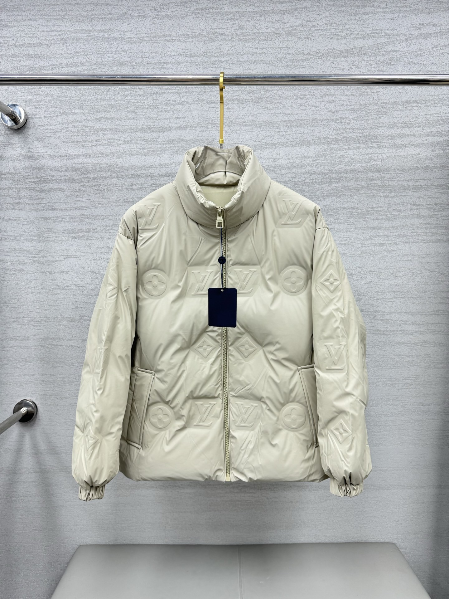 NO:573899,LOUIS VUITTON/Louis Vuitton SS25 official website catwalk style embossed presbyopic leather stitching stand-up collar down jacket jacket, LV down jacket quality model. The filling is national standard goose down, full of fill, excellent thermal insulation effect. The embossing process is extremely complex and requires temperature, fabric and mold adjustment to achieve the effect. After many trials, many finished products were scrapped before success. The hardware and accessories of the whole clothing need to be molded and customized before it can be called a catwalk style.  Doing orders from major foreign trade factories. Professionals. Assembly line operation. Quality control guarantee. Customized accessories. Original main mark. Washable. The down jacket uses a double-layer anti-velvet liner design!  Super windproof performance, size M~3XL.,,louis vuitton,louis vuitton,louis vuitton,jackets & coats,jackets & coats,down jacket,alexander wang19860909LOUIS VUITTON/路易威登 SS25官网走秀款压花老花皮质拼接立领羽绒服夹克外套 LV羽绒服品质款 填充填充物为国标鹅绒 蓬松度拉满 保暖效果极佳 工艺压花工艺极其复杂 需要温度 面料与模具调教成功 才能达到效果 经过多次试验 报废许多成品才成功 五金全衣五金辅料 都需要开模定制 才会称为走秀款 做外贸大厂订单 专业人员 流水线作业 品控保证 辅料定做原版主唛 水洗 羽绒服运用了双层防绒内胆设计！防风性能超强 尺码M~3XL.,,louis vuitton,louis vuitton,louis vuitton,jackets & coats,jackets & coats,down jacket,alexander wang,Men's clothing