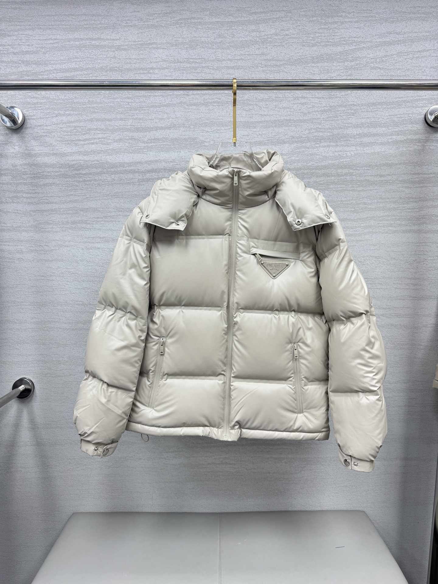 NO:573914,, high version - new down version PRADA Prada black technology laminated down jacket (high laminated version) new winter clothing, high-end customization!  The favorite series for light and mature business, minimalist style feather 90 goose down jacket, the fabric is comfortable and stylish!  The upper body is super stylish and handsome, and the version is a three-dimensional cutting design. The whole piece has high warmth and good resilience. The upper body is warm and stylish without feeling heavy. It is very practical to wear and does not appear bloated. It can well prevent the cold wind from invading!  High quality first choice!  Size:48-56,,prada,prada,jackets & coats,down jacket,alexander wang19860909,高版本-羽绒上新 PRADA 普拉达黑科技压胶羽绒外套(压胶高版本) 冬装新品,高端定制！轻熟商务最爱系列,极简主义风格羽90鹅绒羽绒服 面料舒适有型！上身超级有型的帅气,版型是立体裁剪的设计 整件保暖度高,回弹力好 上身保暖有型 又不会有负重感 实穿性非常强 不显臃肿 可以很好的防止寒风侵袭！高品质首选！尺码:48-56,,prada,prada,jackets & coats,down jacket,alexander wang,Men's clothing