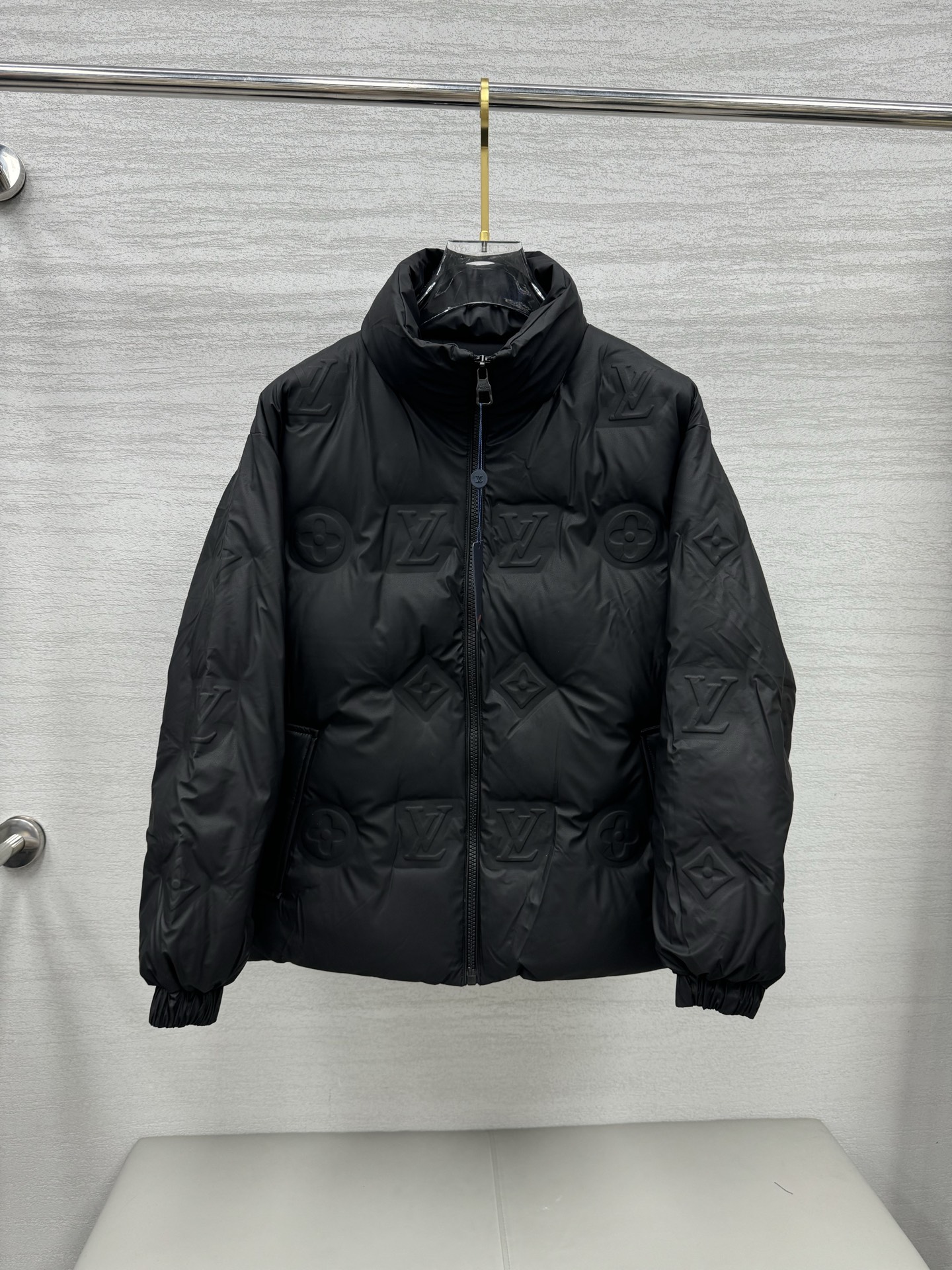 NO:573902,LOUIS VUITTON/Louis Vuitton SS25 official website catwalk style embossed presbyopic leather stitching stand-up collar down jacket jacket, LV down jacket quality model. The filling is national standard goose down, full of fill, excellent thermal insulation effect. The embossing process is extremely complex and requires temperature, fabric and mold adjustment to achieve the effect. After many trials, many finished products were scrapped before success. The hardware and accessories of the whole clothing need to be molded and customized before it can be called a catwalk style.  Doing orders from major foreign trade factories. Professionals. Assembly line operation. Quality control guarantee. Customized accessories. Original main mark. Washable. The down jacket uses a double-layer anti-velvet liner design!  Super windproof performance, size M~3XL. AAA1,,louis vuitton,louis vuitton,louis vuitton,jackets & coats,jackets & coats,down jacket,alexander wang19860909LOUIS VUITTON/路易威登 SS25官网走秀款压花老花皮质拼接立领羽绒服夹克外套 LV羽绒服品质款 填充填充物为国标鹅绒 蓬松度拉满 保暖效果极佳 工艺压花工艺极其复杂 需要温度 面料与模具调教成功 才能达到效果 经过多次试验 报废许多成品才成功 五金全衣五金辅料 都需要开模定制 才会称为走秀款 做外贸大厂订单 专业人员 流水线作业 品控保证 辅料定做原版主唛 水洗 羽绒服运用了双层防绒内胆设计！防风性能超强 尺码M~3XL. AAA1,,louis vuitton,louis vuitton,louis vuitton,jackets & coats,jackets & coats,down jacket,alexander wang,Men's clothing