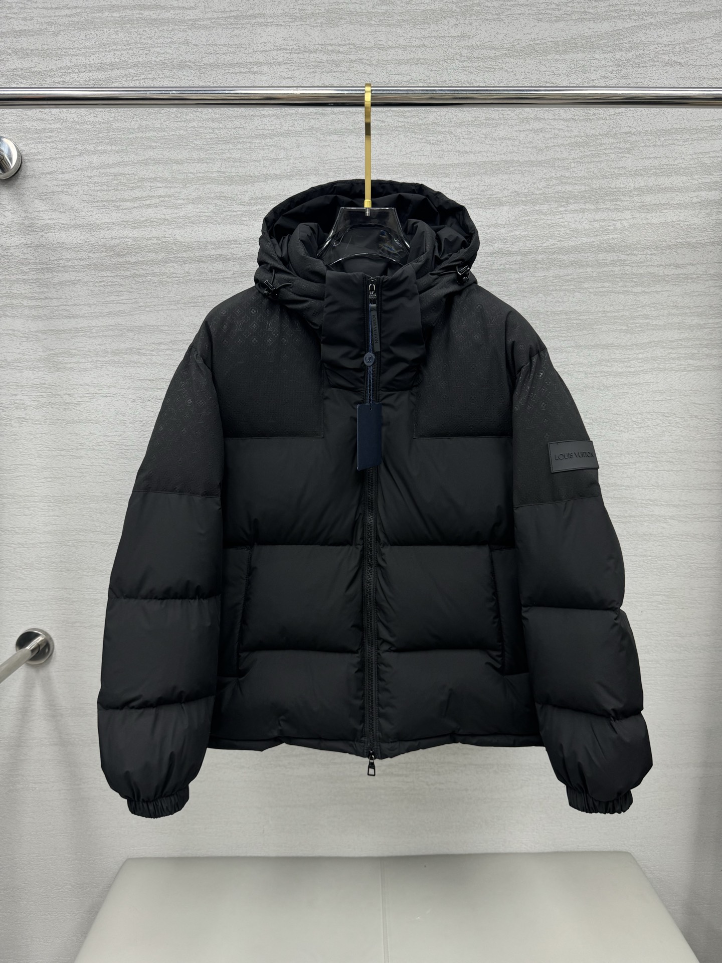 NO:573893,LV 2025 winter new full-print donkey brand new hooded design down jacket is made of shiny nylon fabric, with a classic printed design logo on the chest, and is filled with comfortable duck down and duck feathers. It presents a loose fit. Ingredient content: outer layer: polyamide*, lining: polyamide, filling: duck down, duck feather; down content 90%, lining: polyester fiber, *At least 70% of the main materials of this boutique come from renewable ingredients. Code number 48~56, Louis  vuitton,louis vuitton,down jacket,hats,alexander wang19860909LV 2025冬新款满印驴牌新款连帽设计羽绒服 选用亮泽尼龙面料打造,胸前经典印花设计logo,充盈填充舒适的鸭绒和鸭毛.呈现宽松版型,成分含量:外层:聚酰胺*,内衬:聚酰胺,填充:鸭绒,鸭毛;绒子含量90,填衬:聚酯纤维,*此件精品的主要材料中至少70来自可再生成分 码数48～56,,louis vuitton,louis vuitton,down jacket,hats,alexander wang,Men's clothing