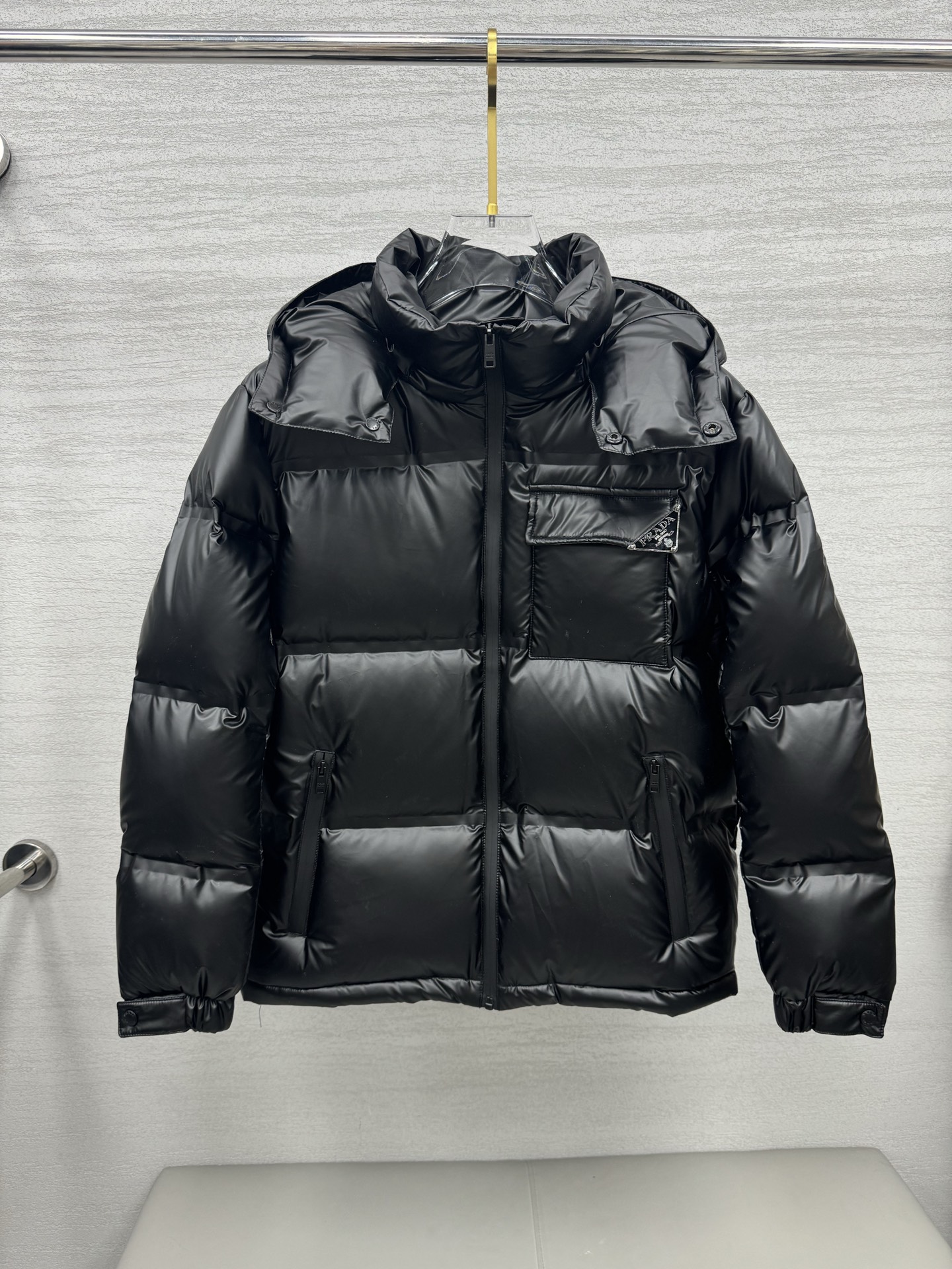 NO:652376,High version - new down version PRADA Prada black technology laminated down jacket (high laminated version) New winter clothing, high-end customization!  The favorite series for light and mature business, minimalist style feather 90 goose down jacket, the fabric is comfortable and stylish!  The upper body is super stylish and handsome, and the version is a three-dimensional cutting design. The whole piece has high warmth and good resilience. The upper body is warm and stylish without feeling heavy. It is very practical to wear and does not appear bloated. It can well prevent the cold wind from invading!  High quality first choice!  Size:48-56,,prada,prada,jackets & coats,down jacket,alexander wang19860909高版本-羽绒上新 PRADA 普拉达黑科技压胶羽绒外套(压胶高版本) 冬装新品,高端定制！轻熟商务最爱系列,极简主义风格羽90鹅绒羽绒服 面料舒适有型！上身超级有型的帅气,版型是立体裁剪的设计 整件保暖度高,回弹力好 上身保暖有型 又不会有负重感 实穿性非常强 不显臃肿 可以很好的防止寒风侵袭！高品质首选！尺码:48-56,,prada,prada,jackets & coats,down jacket,alexander wang,Men's clothing