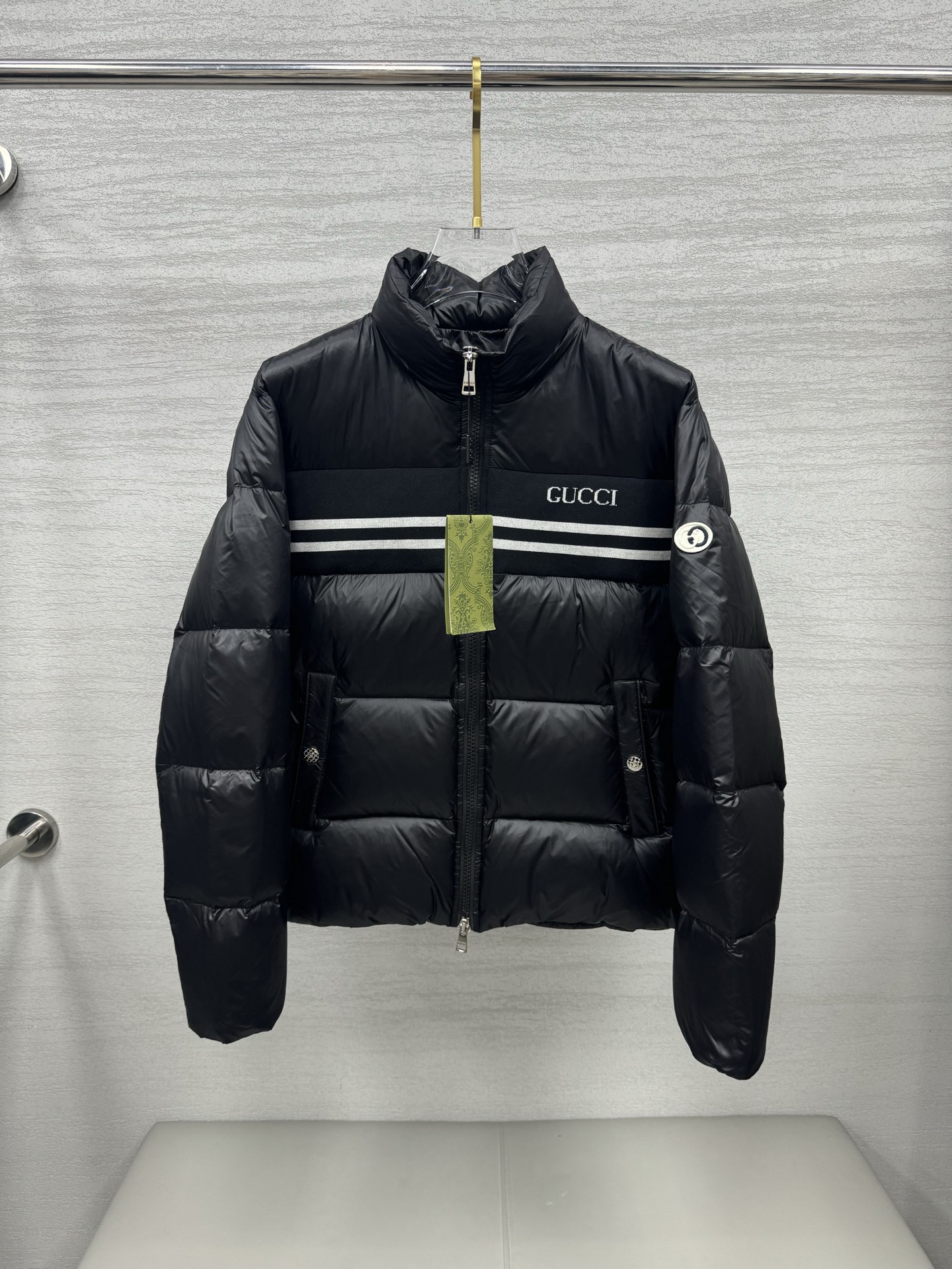 NO:573890,Gucci/Gucci Down Jacket Fashionable Double G Contrast Color Splicing Web Down Jacket Double G Full Logo Hooded Down Jacket This zippered down jacket is one of the newly launched accessories and ready-to-wear series. Regenerated nylon is made of recycled sewing threads and accessories, with the brand's iconic GG pattern elements. The fabric is full of luster, and the perfect hardware is developed from the original version. It is really a rare treasure. Filled with 90 white duck down, which will keep you warm this winter. Same style for men and women. Detachable hood collar  Color Black Blue Size 42 44 46 48 50,,gucci,gucci,down jacket,hats,alexander wang19860909Gucci/古驰 羽绒服时尚双G撞色拼接织带羽绒服 双G满LOGO连帽羽绒服 这款拉链羽绒服是焕新推出的配饰和成衣系列中的一款 再生尼龙由可回收利用的缝纫线和辅料制成,品牌标志性的GG图案元素.面料光泽感十足,完美五金原版开发,真的是不可多得的珍品 填充90白鸭绒,这个冬天给足你温暖.男女同款 可拆卸帽领 颜色黑色 蓝色 尺码 42 44 46 48 50,,gucci,gucci,down jacket,hats,alexander wang,Men's clothing