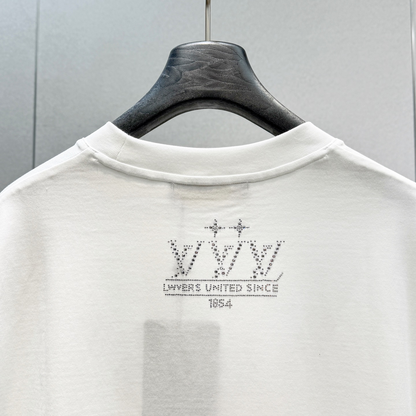  LV2025春夏新款首发专柜最新款短袖圆领T恤 高端订制 设计前卫时尚！品牌logo重工艺设计 高端定