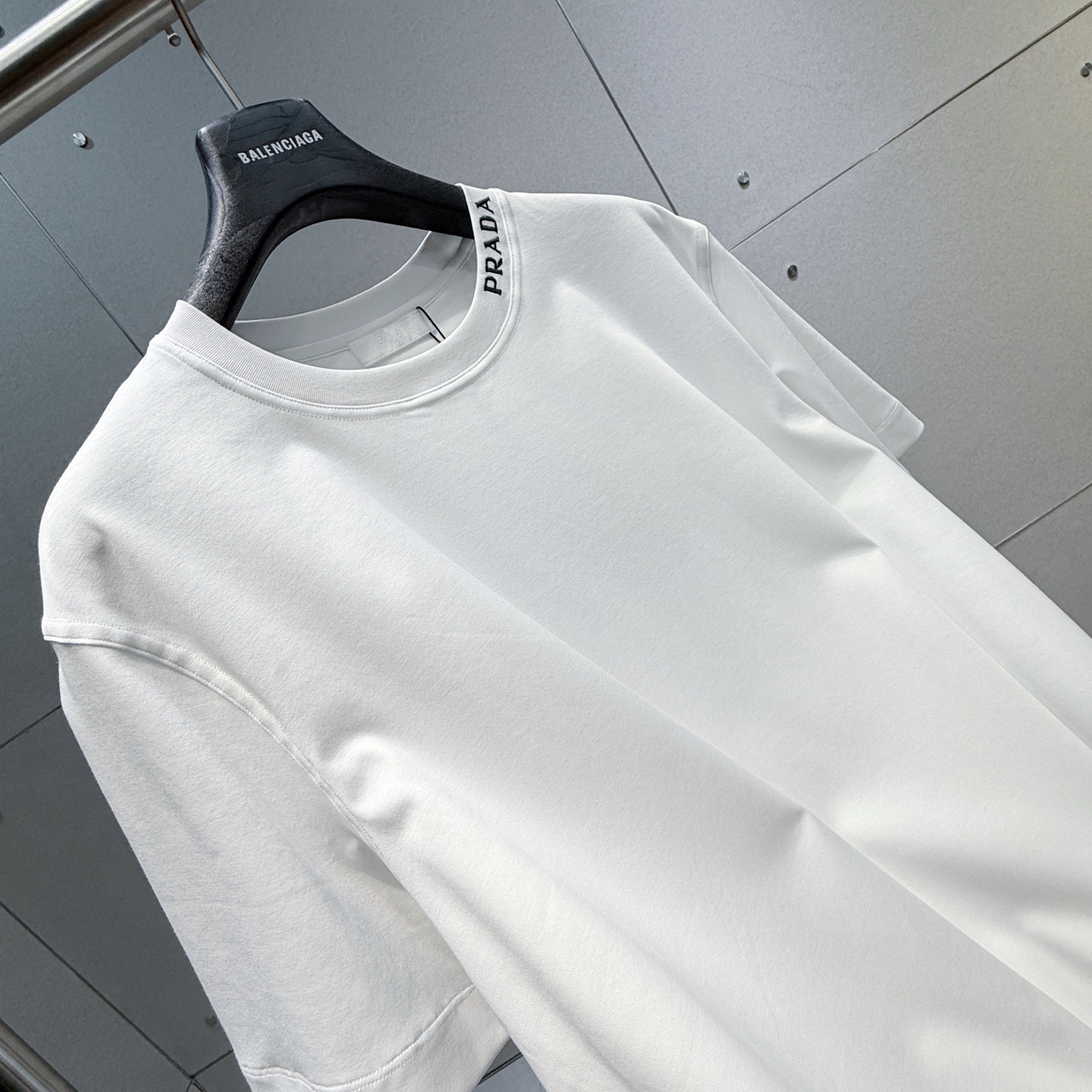  Prada2025春夏新款首发专柜最新款短袖圆领T恤 高端订制 设计前卫时尚！品牌logo重工艺设计 