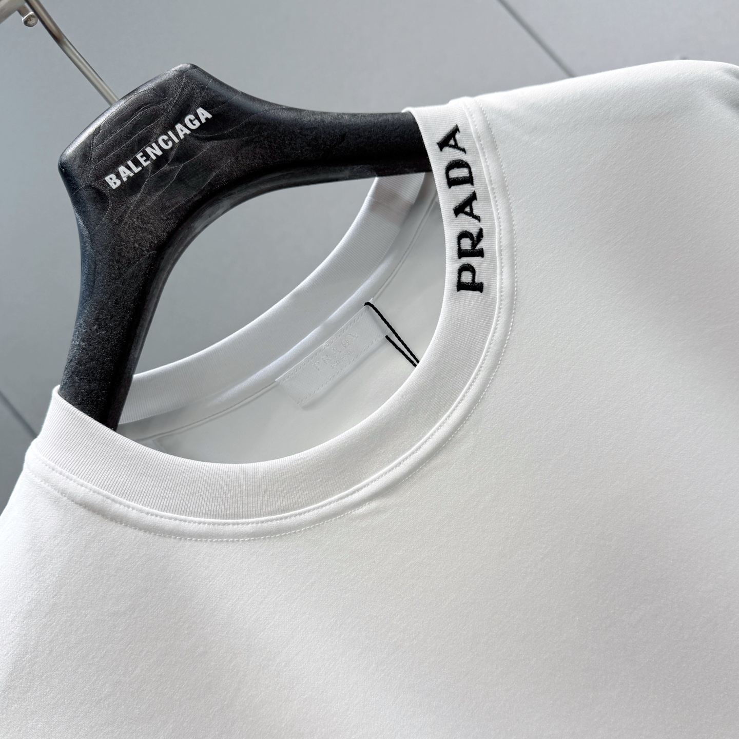  Prada2025春夏新款首发专柜最新款短袖圆领T恤 高端订制 设计前卫时尚！品牌logo重工艺设计 
