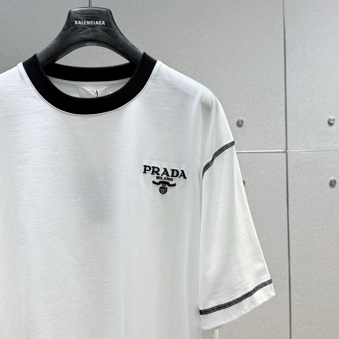  Prada2025春夏新款首发专柜最新款短袖圆领T恤 高端订制 设计前卫时尚！品牌logo重工艺设计 
