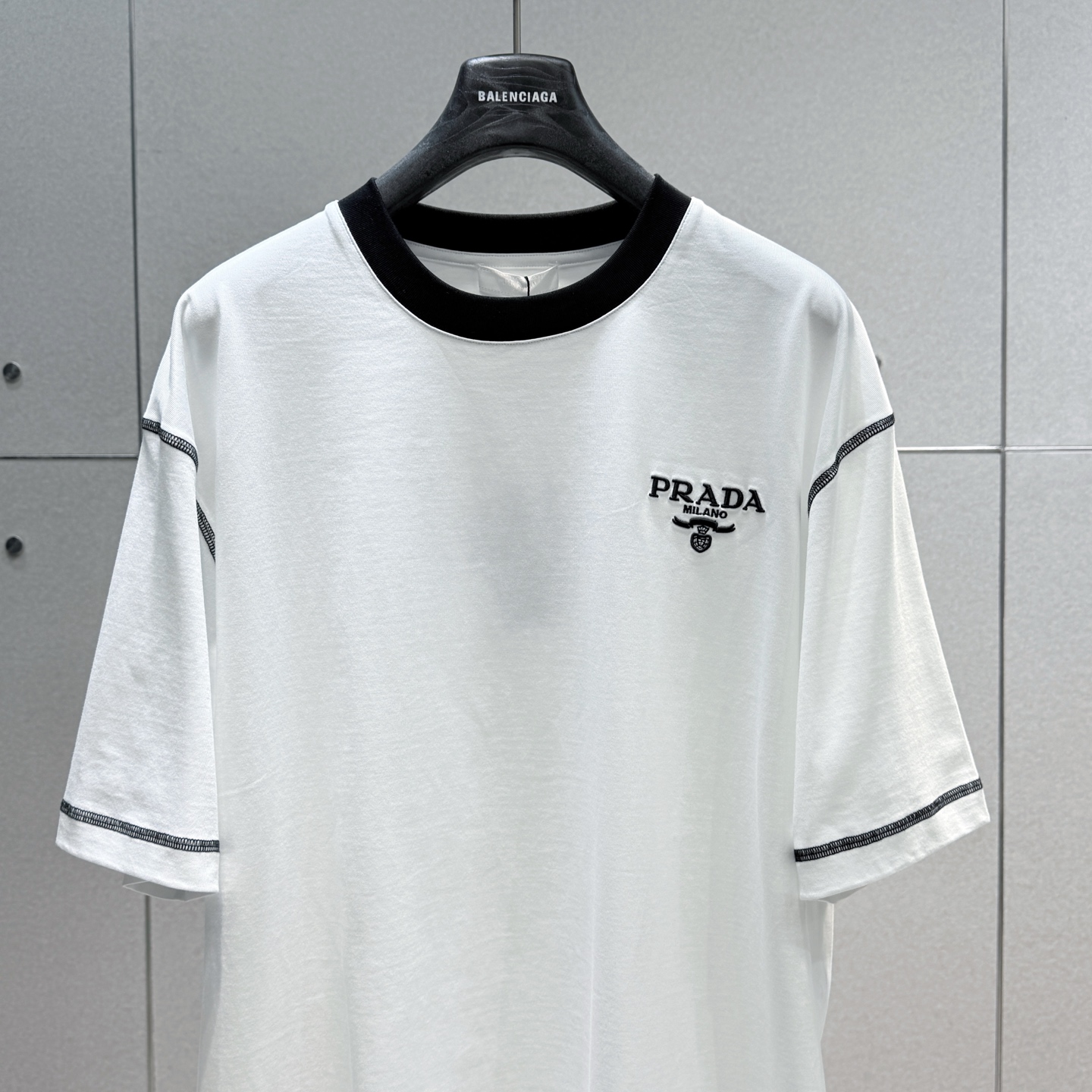  Prada2025春夏新款首发专柜最新款短袖圆领T恤 高端订制 设计前卫时尚！品牌logo重工艺设计 