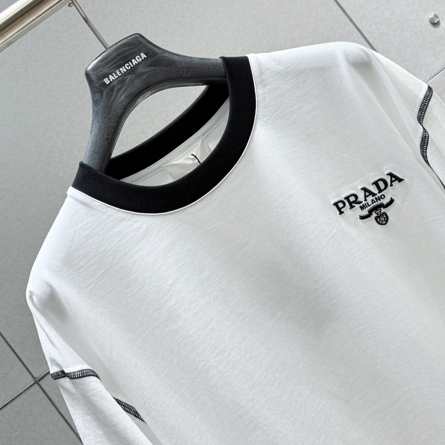  Prada2025春夏新款首发专柜最新款短袖圆领T恤 高端订制 设计前卫时尚！品牌logo重工艺设计 