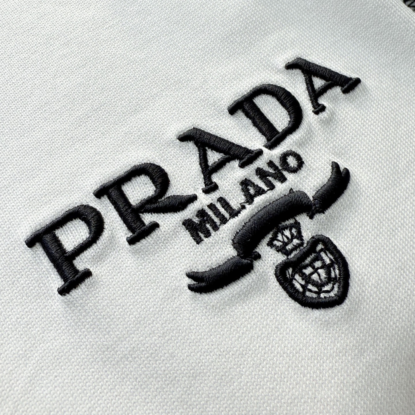  Prada2025春夏新款首发专柜最新款短袖圆领T恤 高端订制 设计前卫时尚！品牌logo重工艺设计 