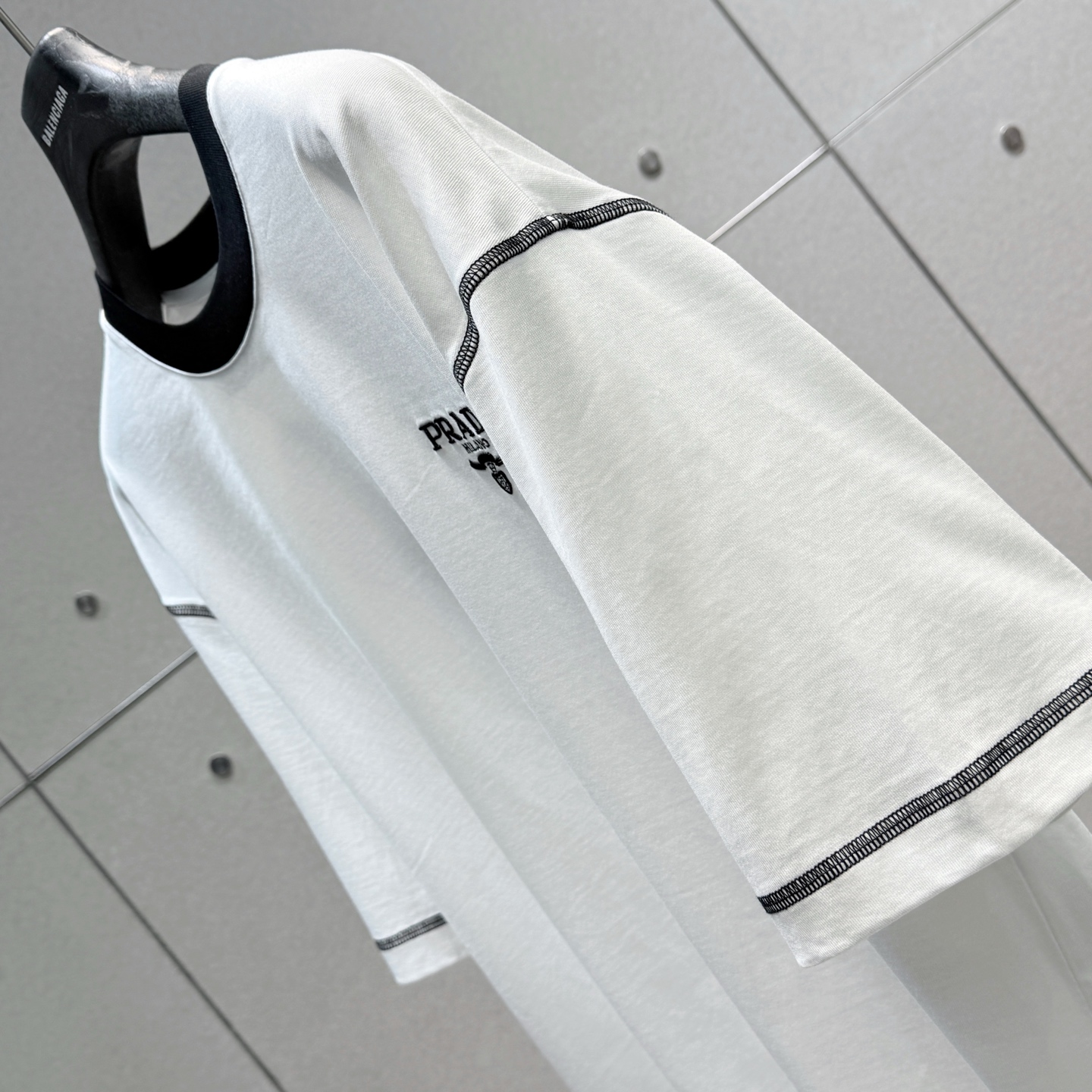  Prada2025春夏新款首发专柜最新款短袖圆领T恤 高端订制 设计前卫时尚！品牌logo重工艺设计 