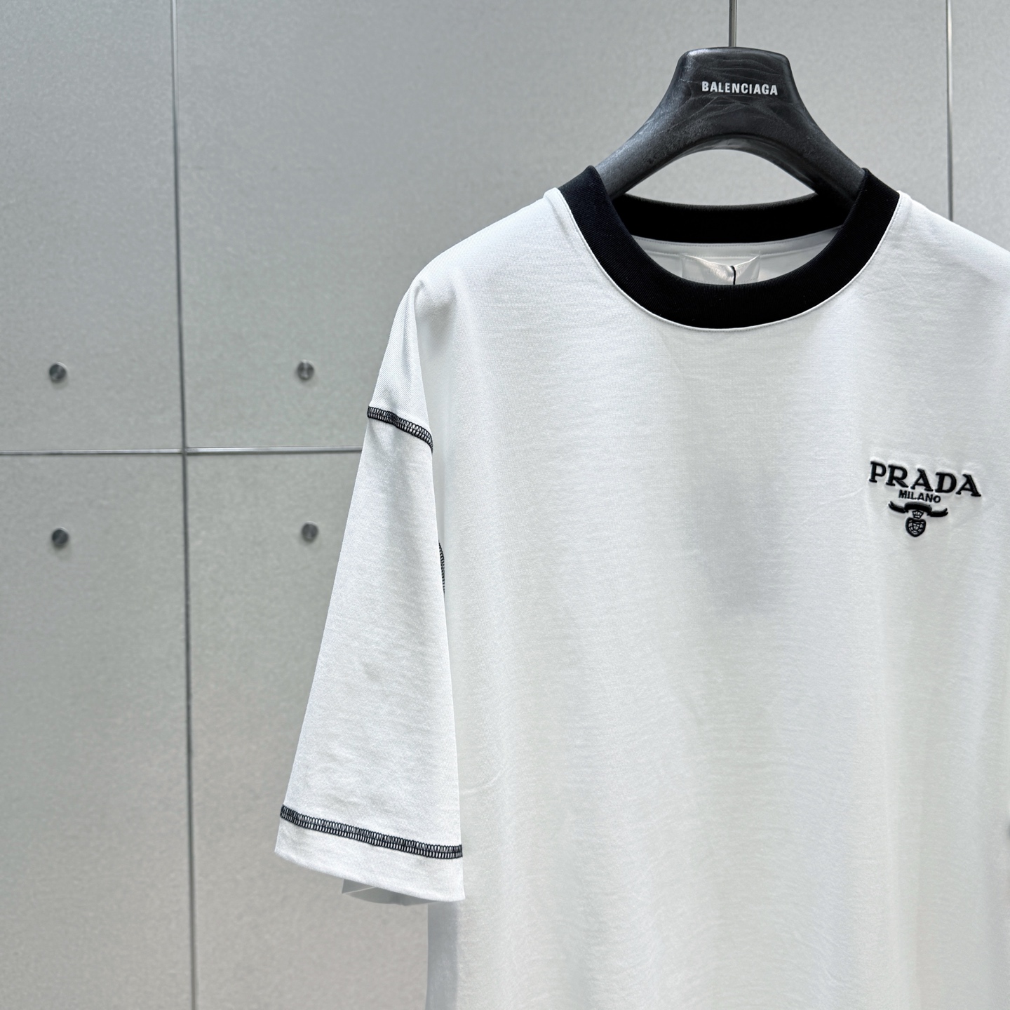  Prada2025春夏新款首发专柜最新款短袖圆领T恤 高端订制 设计前卫时尚！品牌logo重工艺设计 