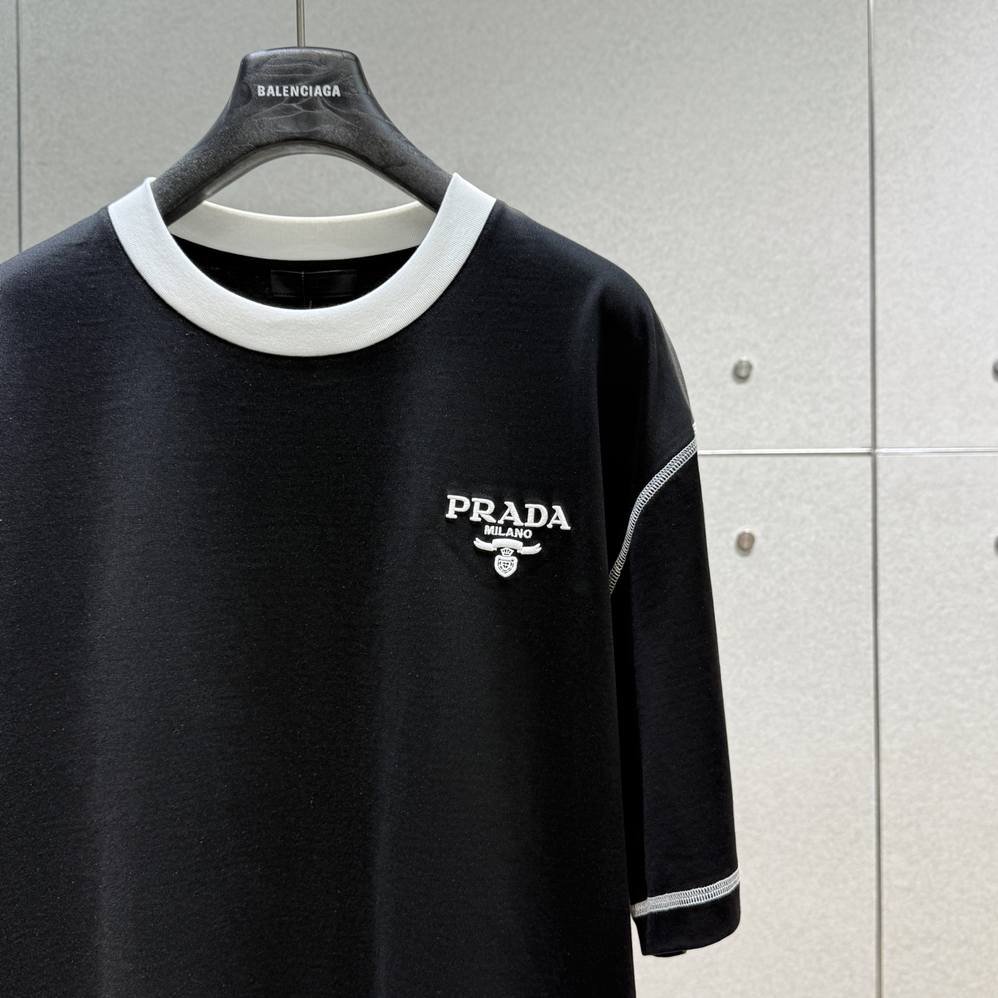  Prada2025春夏新款首发专柜最新款短袖圆领T恤 高端订制 设计前卫时尚！品牌logo重工艺设计 