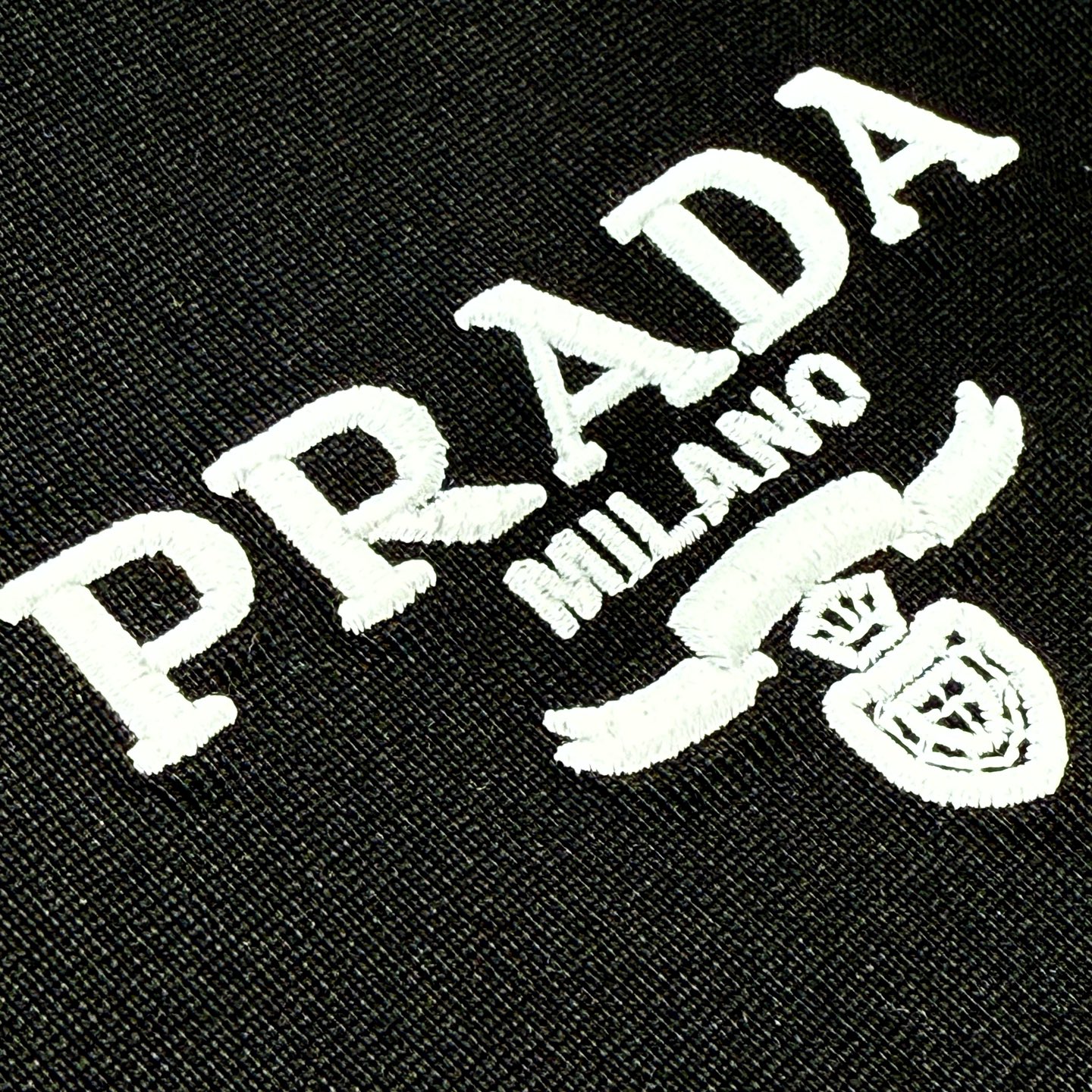  Prada2025春夏新款首发专柜最新款短袖圆领T恤 高端订制 设计前卫时尚！品牌logo重工艺设计 