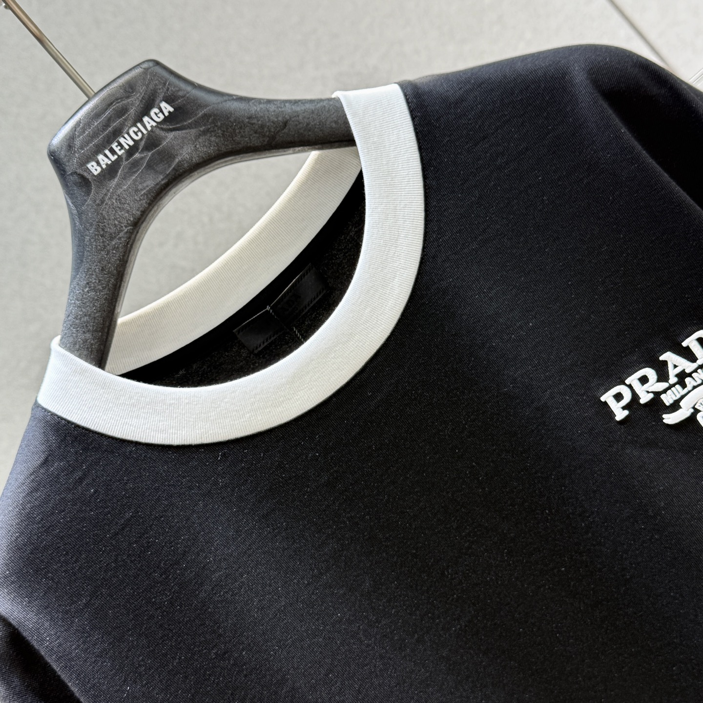  Prada2025春夏新款首发专柜最新款短袖圆领T恤 高端订制 设计前卫时尚！品牌logo重工艺设计 