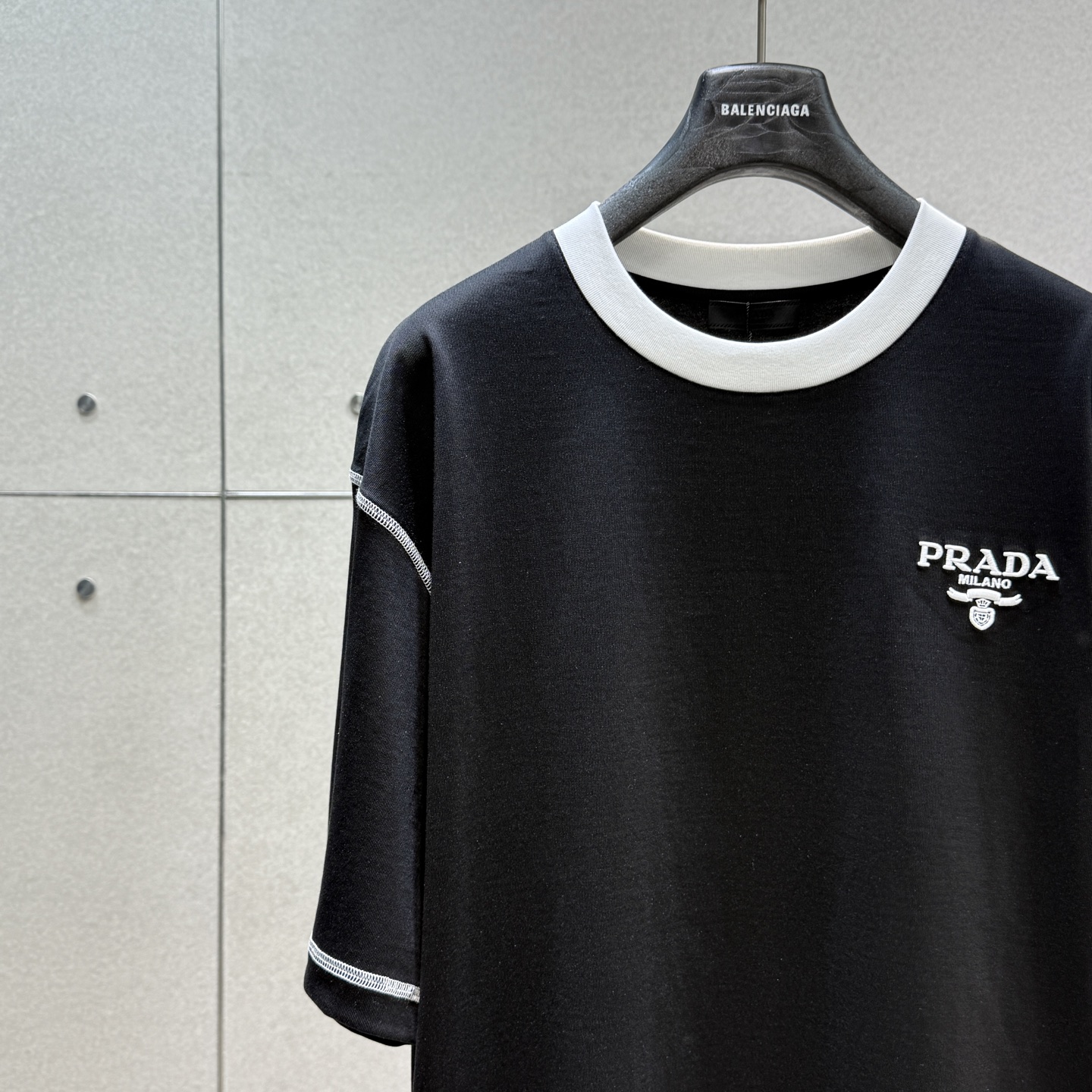  Prada2025春夏新款首发专柜最新款短袖圆领T恤 高端订制 设计前卫时尚！品牌logo重工艺设计 