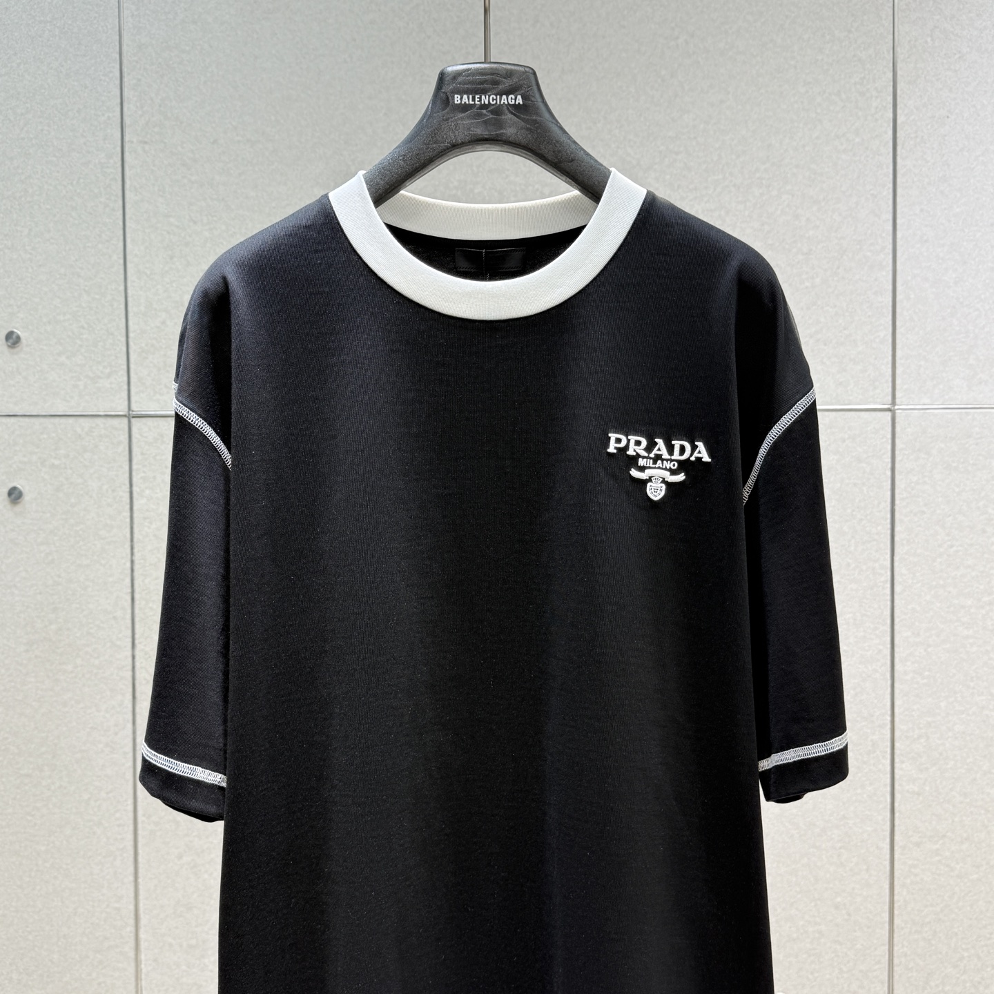  Prada2025春夏新款首发专柜最新款短袖圆领T恤 高端订制 设计前卫时尚！品牌logo重工艺设计 
