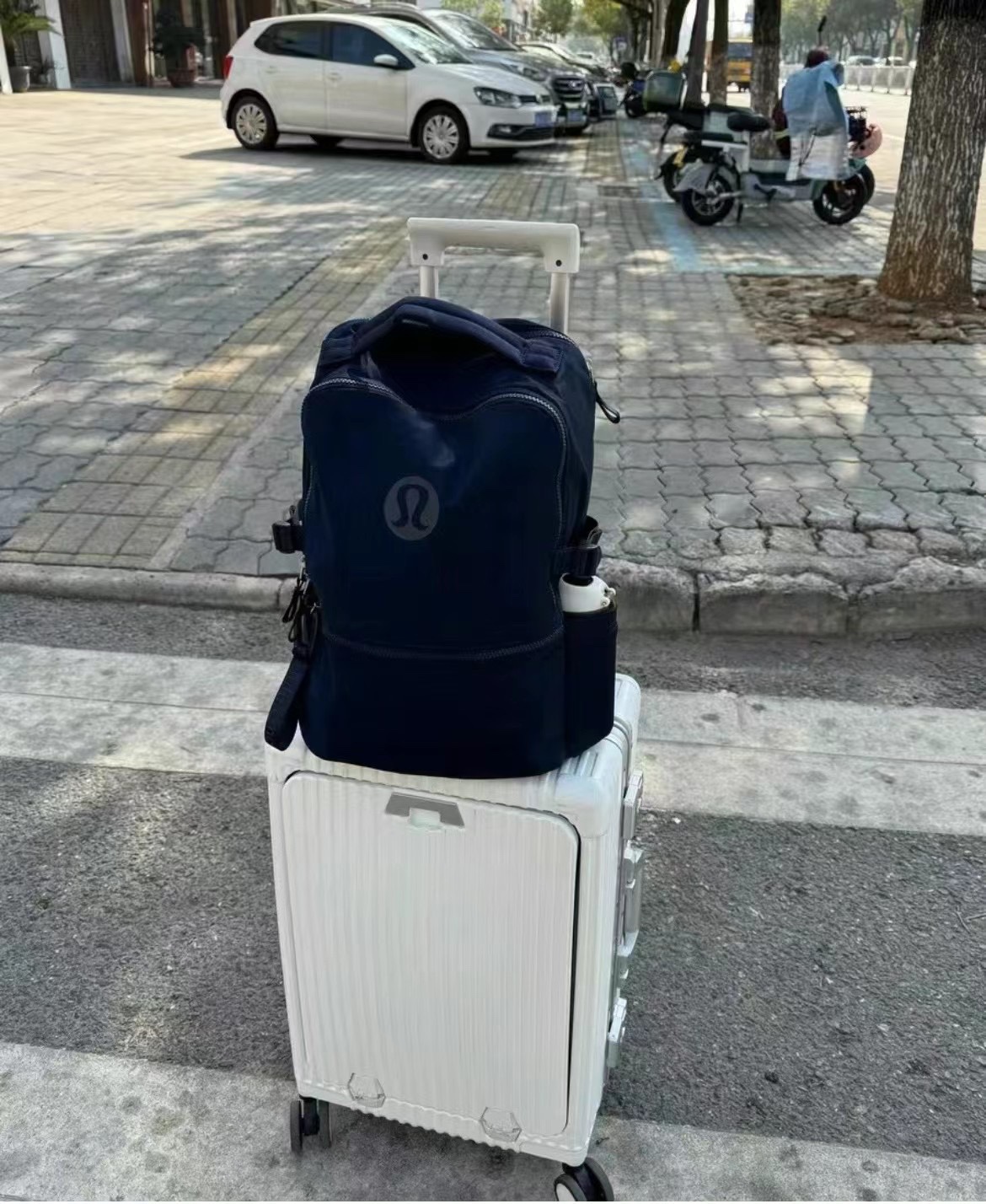 Features an integrated trolley strap designed to slide over luggage - Comprehensive 2