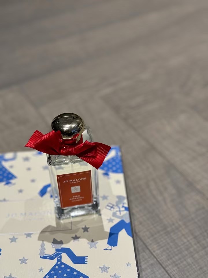 A holiday limited-edition fragrance featuring notes of fir and absinthe - Perfume