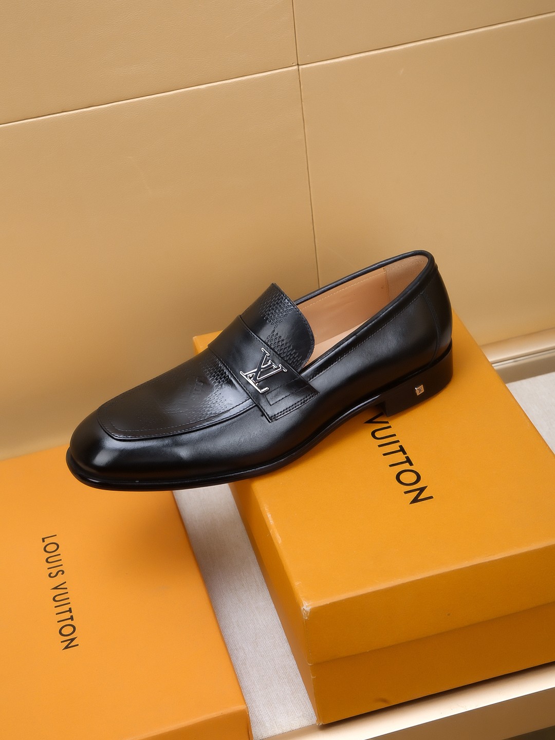 Louis Vuitton Men's Black Leather Loafers with LV Logo Accent 7 a1742404318714 5473