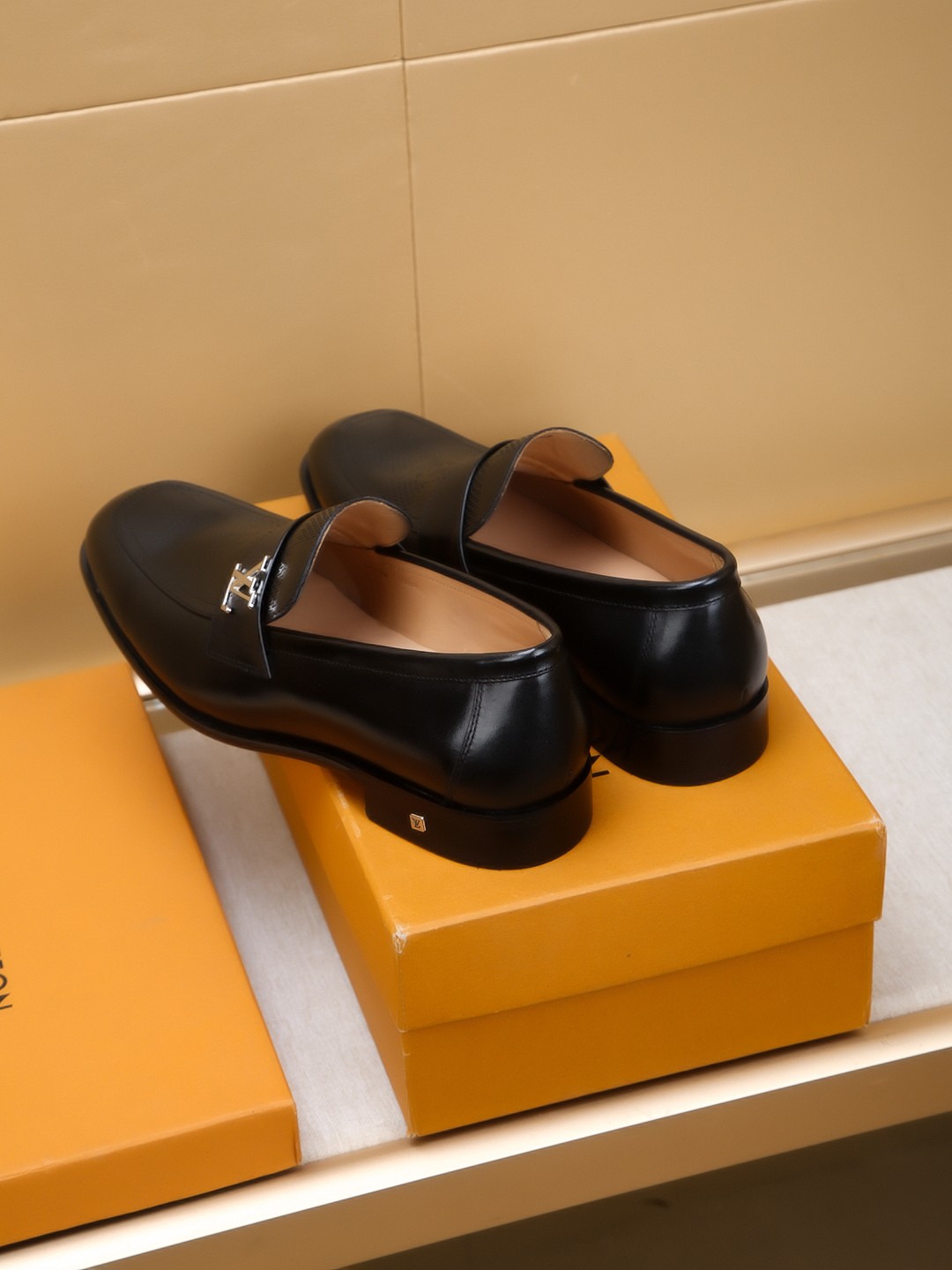 Louis Vuitton Men's Black Leather Loafers with LV Logo Accent 8 a1742404320095 4670