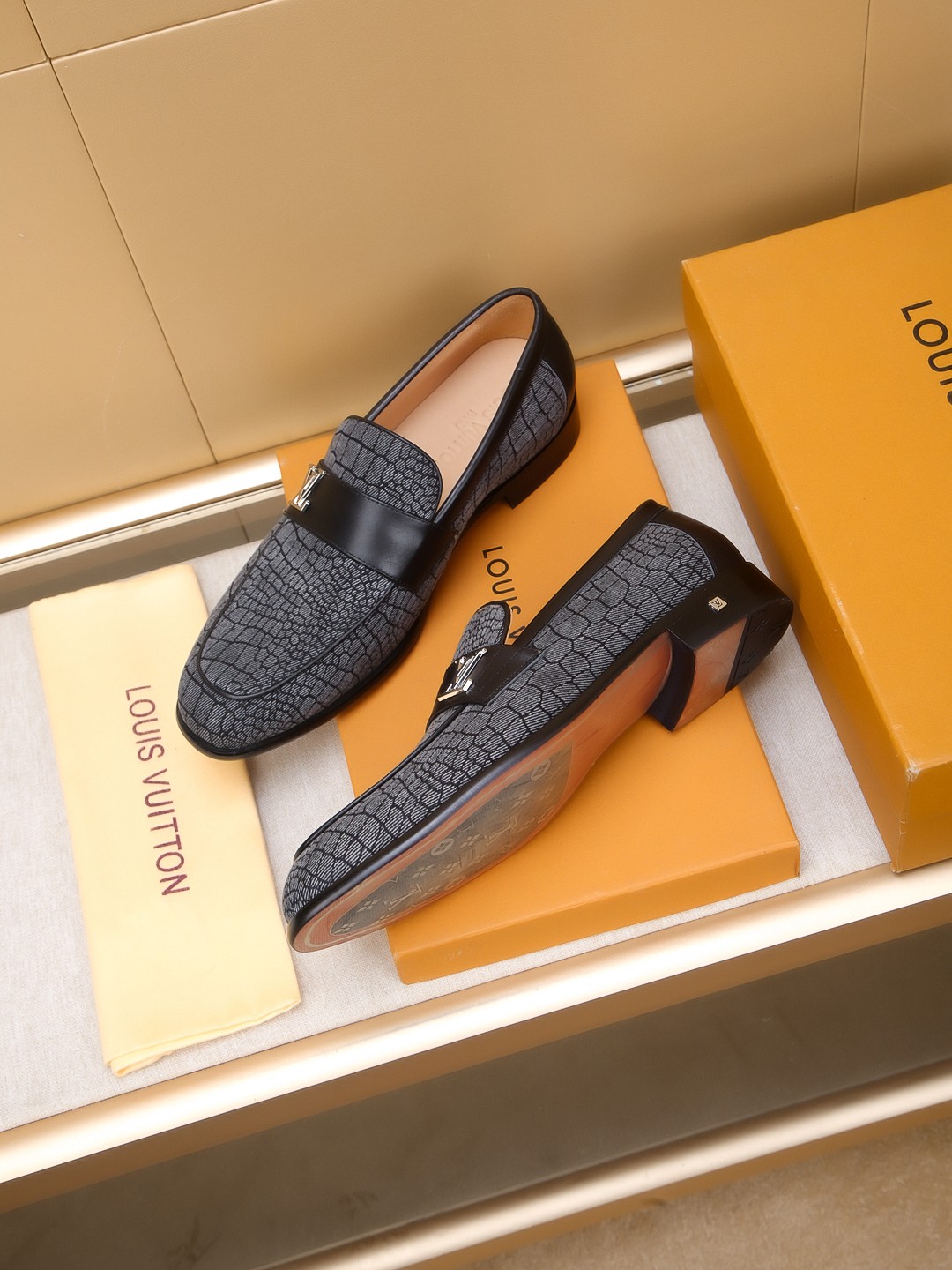 Louis Vuitton Men's Leather Loafers with Embossed Design, Size 39-44 6 a1742406691654 5222