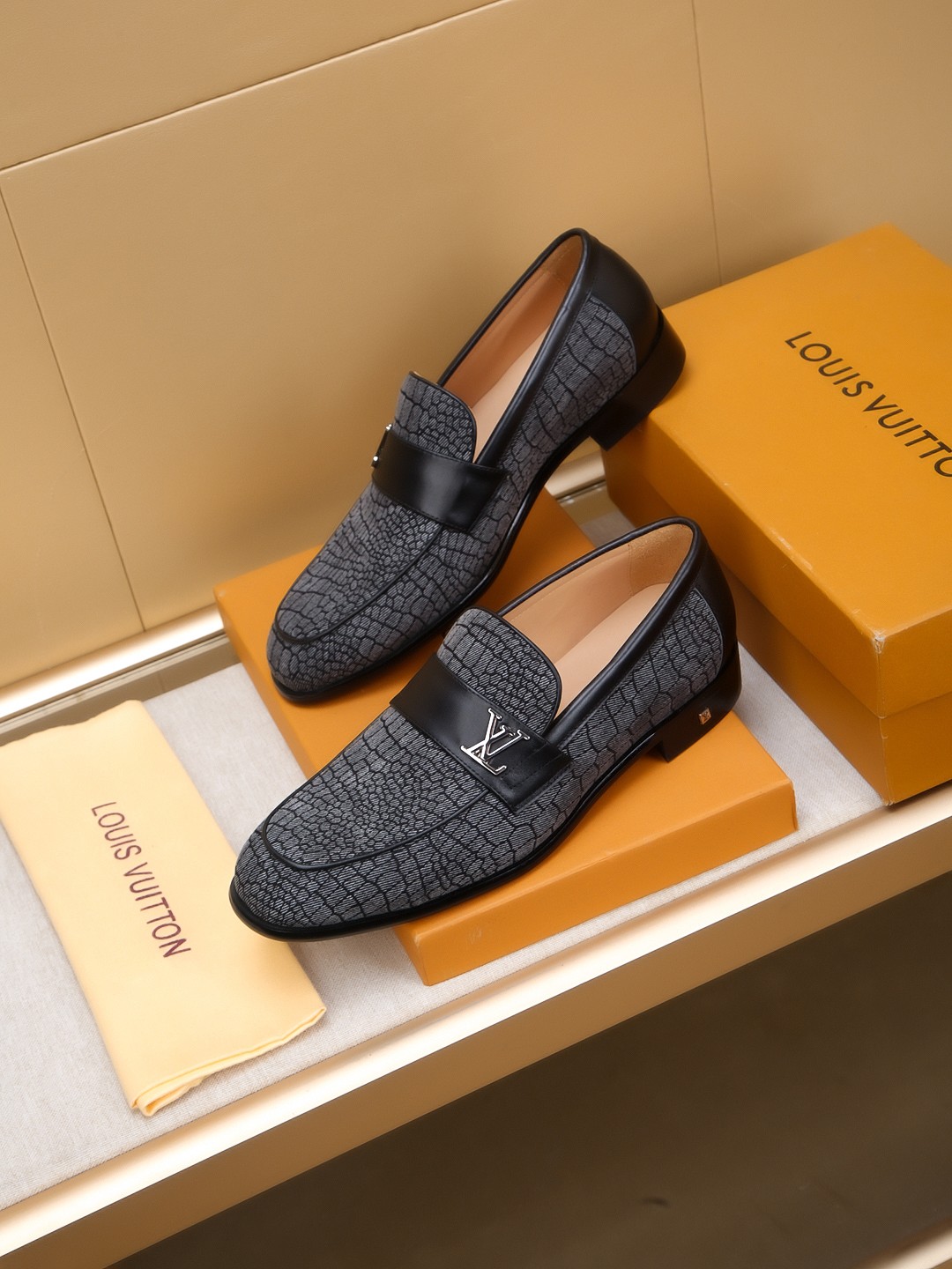 Louis Vuitton Men's Leather Loafers with Embossed Design, Size 39-44 3 a1742406691762 3275