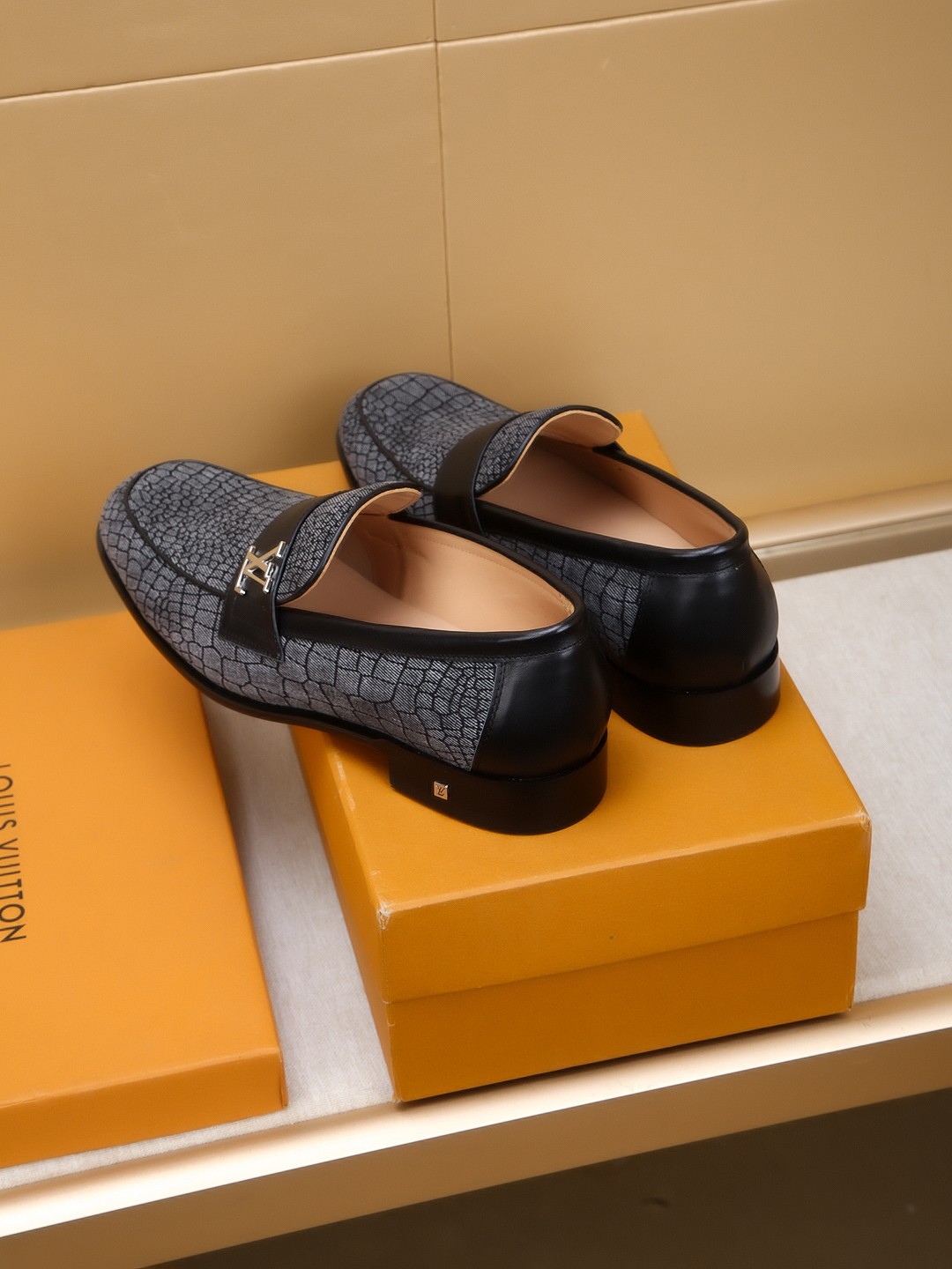Louis Vuitton Men's Leather Loafers with Embossed Design, Size 39-44 8 a1742406693378 4274