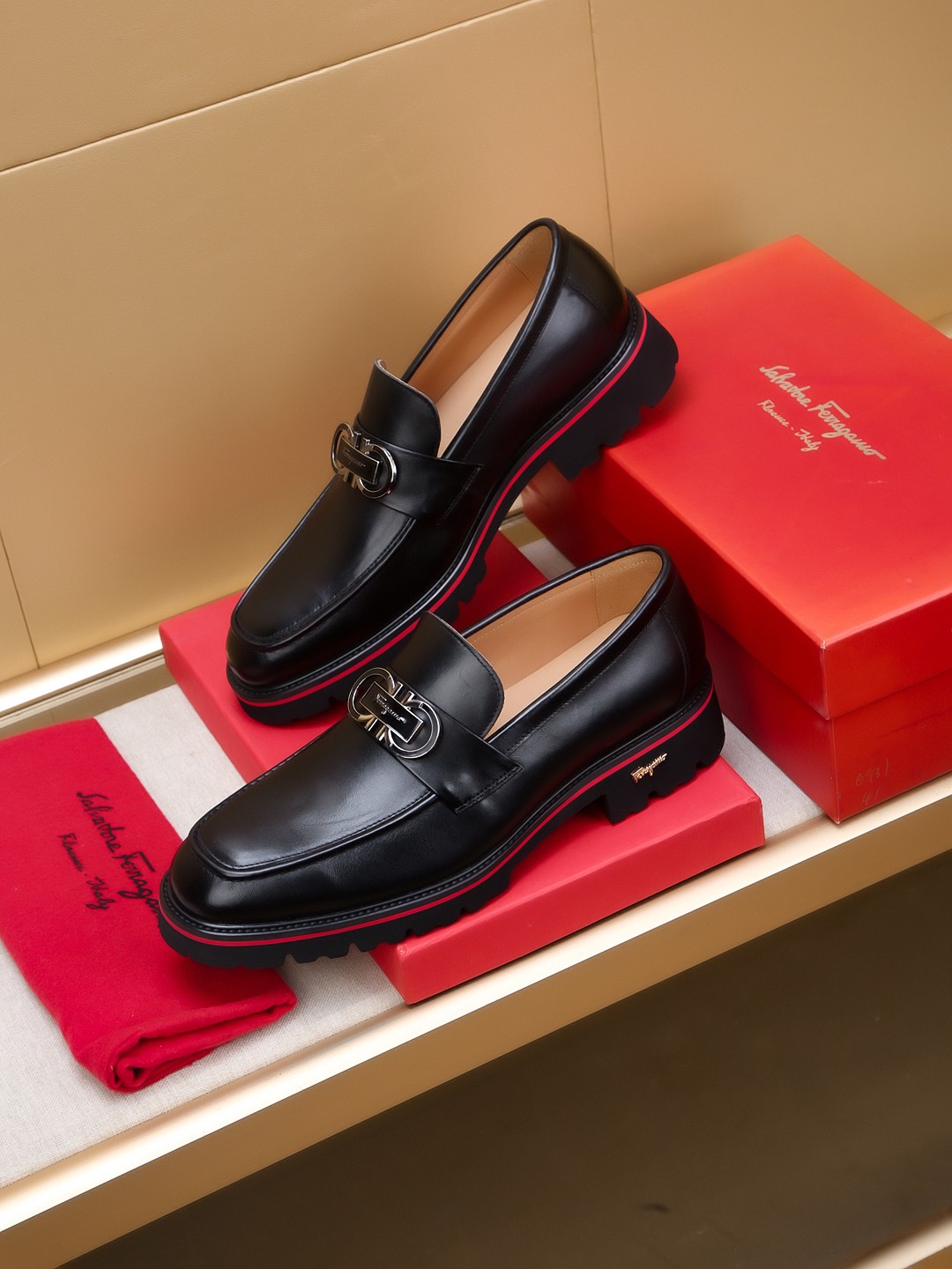 Ferragamo Men's Black Leather Loafers with Iconic Buckle - Size 39-44 3 a1742520704000 5076