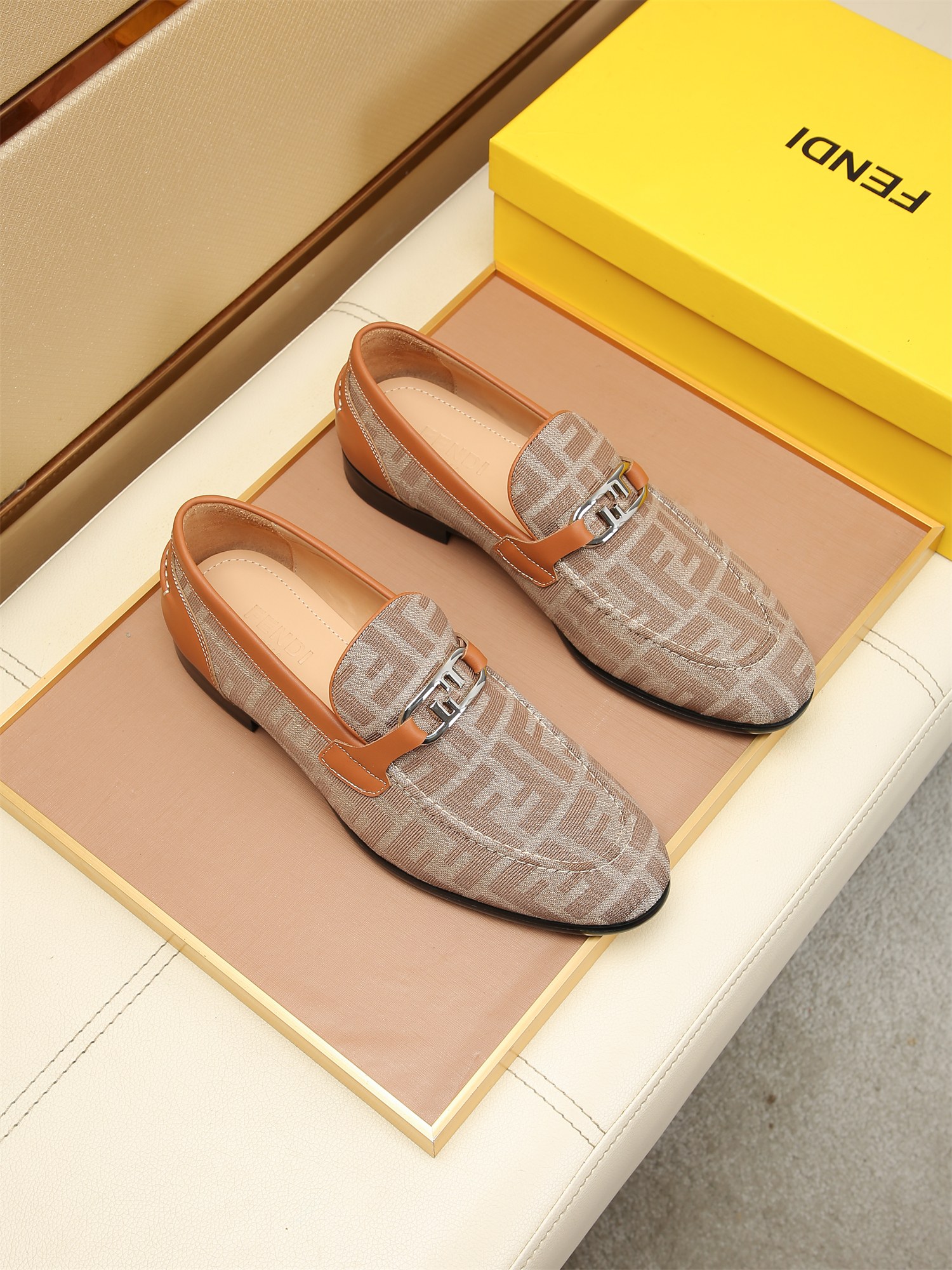 حذاء رجالي رسمي من الجلد من Fendi بتصميم كلاسيكي لا غنى عنه