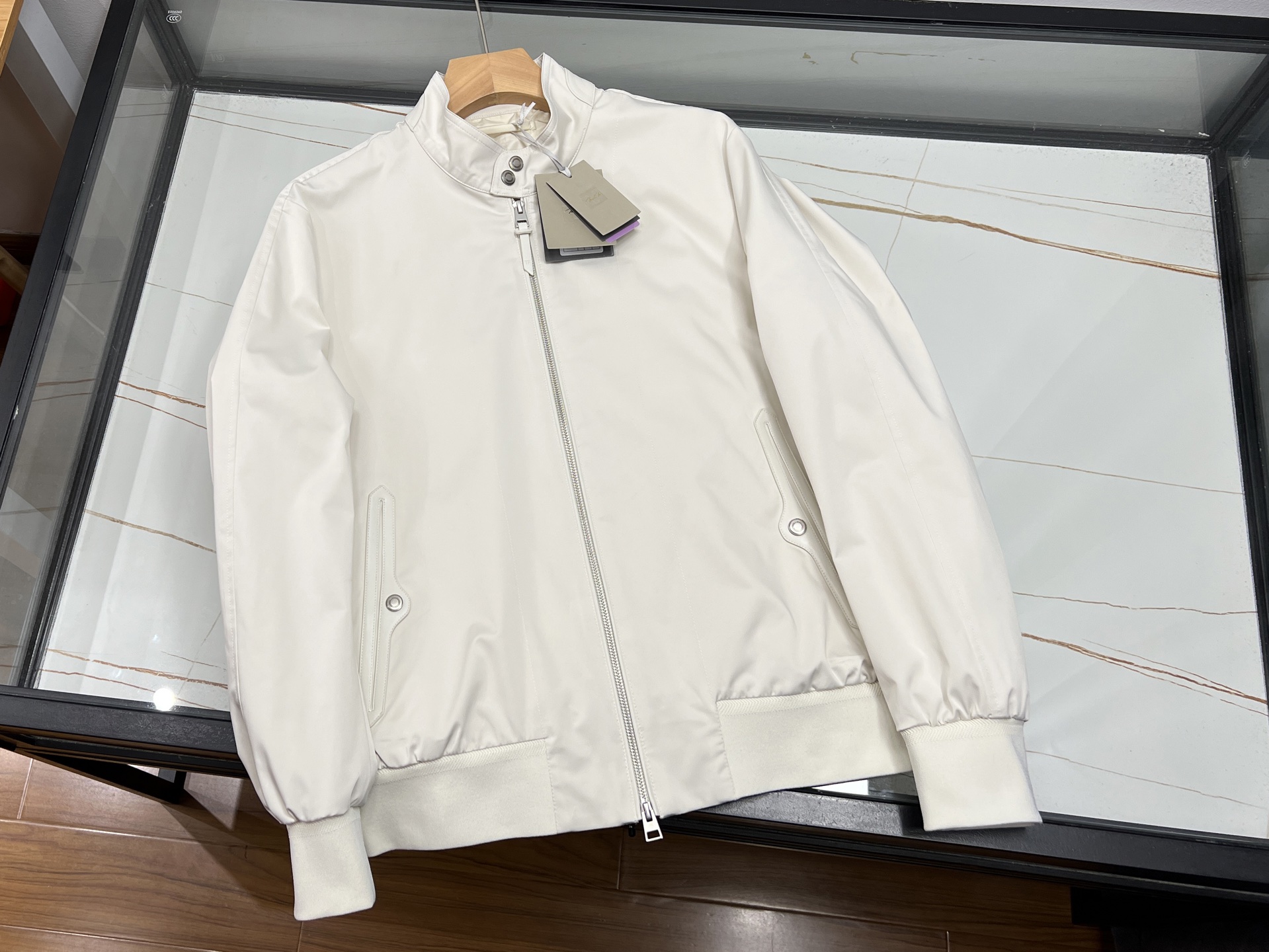 NO:744223,-25SS——TF segmented fabric jacketTF segmented fabric jacket is specially designed for you who pursue fashion and individuality. This jacket is made of unique segmented fabric with fine texture and comfortable touch, making you stand out from the crowd. The stand-up collar design shows your uninhibited attitude, and the large pockets add a sense of leisure. Whether it is paired with jeans or casual pants, it can be easily worn and shows the true qualities of a handsome man.  Every detail reveals the designer's ingenuity. Exquisite stitching, sturdy zippers, and just the right cut all demonstrate the high quality of this jacket. Not only can it perfectly fit your body shape, but it can also show your taste and style in every detail.  The TF segment fabric jacket is not only fashionable and versatile, but also very practical. It has good breathability and warmth, allowing you to stay comfortable in changing seasons. Whether it is daily travel or outdoor adventures, this jacket can be your best companion and accompany you through every wonderful moment.  Wearing a TF segmented fabric jacket will instantly enhance your overall temperament. It can not only show your unique personality, but also make you full of confidence and charm in any occasion. Whether it is a business negotiation or a casual gathering, this jacket can make you the focus of the crowd. In this era of pursuing quality and personality, the TF segmented fabric jacket is undoubtedly your best choice. It is not just a piece of clothing, but also a way of self-expression. Choosing TF means choosing a new self, a more confident, calm and graceful you.  Ready for sale black/khaki/white 48-50-52-54-56, men's clothing, tom ford, jeans, jackets & coats,19860909-25SS———TF段面布夹克TF段面布夹克,专为追求时尚与个性的你打造.这款夹克采用独特的段面布料,质感细腻,触感舒适,让你在人群中脱颖而出.立领设计彰显你的不羁态度,大口袋增添休闲感,无论是搭配牛仔裤还是休闲裤,都能轻松驾驭,尽显型男本色. 每一处细节都透露着设计师的匠心独运.精致的缝线、坚固的拉链、以及恰到好处的剪裁,都彰显着这款夹克的高品质.它不仅能够完美贴合你的身形,还能在细节之处展现你的品味与格调. TF段面布夹克不仅时尚百搭,还非常实用.它具有良好的透气性和保暖性,让你在多变的季节里也能保持舒适.无论是日常出行还是户外探险,这款夹克都能成为你的最佳伴侣,陪伴你度过每一个精彩瞬间. 穿上TF段面布夹克,瞬间提升你的整体气质.它不仅能够展现你的独特个性,还能让你在任何场合都充满自信与魅力.无论是商务洽谈还是休闲聚会,这款夹克都能让你成为人群中的焦点. 在这个追求品质与个性的时代,TF段面布夹克无疑是你的最佳选择.它不仅仅是一件衣服,更是你自我表达的一种方式.选择TF,就是选择了一个全新的自我,一个更加自信、从容且不失风度的你. 现货发售黑/卡其/白色48-50-52-54-56,男装,tom ford,jeans,jackets & coats,,Women's clothing