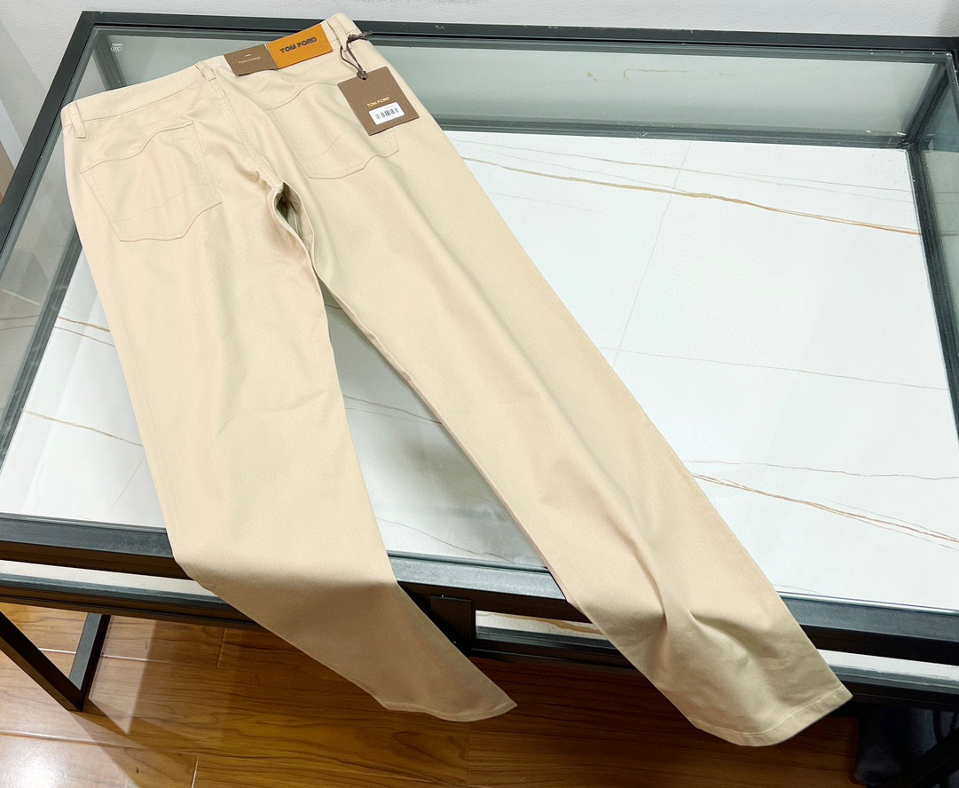 NO:720438,-25SSTF————New casual, breathable and trendy casual pants!  Standard version, heavily customized fabric pants, solid upper body, crisp and stylish, extremely exquisite workmanship, versatile style for spring and summer, highest specification, fashionable and personalized design style!  It can be said to be a model of street fashion!  Customized Roman fabric provided by customers, 56 pure cotton and 4 spandex are very three-dimensional and stylish. Its texture is unparalleled and high-end. The whole pair of pants is definitely a fashion tool with a high return rate. It is made of mixed material fabrics. The fabric feels silky and thin, and is extremely comfortable and skin-friendly. Made with imported woven technology, the workmanship details are exquisite and perfect!  A very fashionable and easy-to-wear casual pants, an excellent choice for spring and summer!  Available now in black/royal blue/khaki 30-31-32-33-34-36, men's clothing, tom ford,19860909-25SSTF————新款休闲透气潮流休闲裤！标准版型,重磅定制面料裤子面料扎实上身挺括有型做工极其考究,不挑人百搭款春夏最高规格,时尚个性的设计风格！可谓是街头潮流典范！ 客供定制罗马面料,56纯棉4氨纶非常的立体有型,其质感无与伦比的高端,整条裤子绝对超高回头率的时尚利器,混合材质面料制作而成,面料手感丝滑轻薄,触感极为舒适亲肤进口机织工艺打造,做工细节精湛到完美至极！非常时尚好穿的一款休闲裤,春夏季的绝佳首选.！ 现货发售黑色/宝蓝色/卡其色30-31-32-33-34-36,男装,tom ford,,Women's clothing