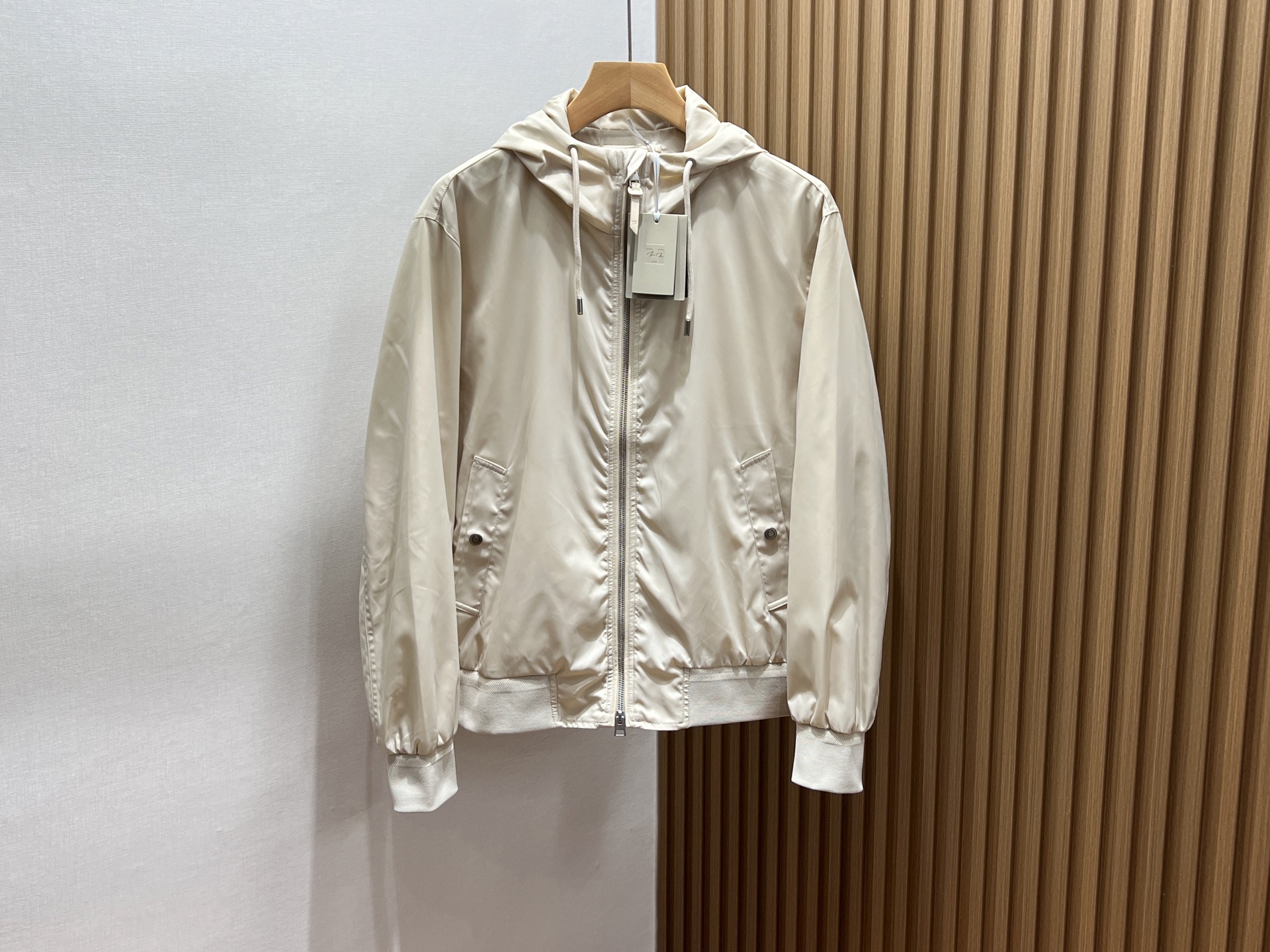 NO:744218,-25SS——TF hooded satin business men's casual jacket!  TF hooded satin business men's casual jacket, with its unique design and excellent quality, has become an ideal choice for business and leisure occasions. This jacket combines business formality and casual comfort, allowing every man who pursues quality to find his own style. It is made of high-quality satin material, which is not only soft and delicate to the touch, but also has excellent gloss, highlighting a low-key sense of luxury. The satin material has good breathability and drape, making it comfortable and comfortable even in spring and autumn.  The hooded design not only adds a sense of leisure, but also provides additional warmth in cooler weather. The hood is removable and can be flexibly adapted to different occasions. The stand-up collar tailoring highlights individuality, highlights the neck line, and shows the competence and confidence of a business man. The large pocket design is not only practical, but also adds a casual atmosphere to the jacket, making the overall look more casual and natural. Exquisite zippers and buttons, smooth sewing techniques, and every detail reveal the brand's ingenuity.  This jacket provides precise size selection to ensure that every man can find the fit that suits him best. The slim-fitting but not tight cut perfectly fits the body shape and shows the elegance of a business man. Put on the TF hooded satin business men's casual jacket to instantly enhance your overall temperament. Whether it is worn with suit pants for business occasions or with jeans for casual outings, it can be easily worn!  Available now, apricot/black 48-50-52-54-56, men's clothing, tom ford, jeans, jackets & coats, business suit, hats,19860909-25SS———TF连帽缎面商务男士休闲夹克！ TF连帽缎面商务男士休闲夹克,以其独特的设计和卓越的品质,成为商务与休闲场合的理想选择.这款夹克融合了商务的正式与休闲的舒适,让每一位追求品质的男士都能找到属于自己的风格. 采用高品质的缎面材质,不仅触感柔软细腻,而且光泽度极佳,彰显低调奢华感.缎面材质具有良好的透气性和垂坠感,即使在春秋季节穿着也能保持舒适与自在. 连帽设计不仅增添了休闲感,还能在微凉的天气中提供额外的保暖效果.帽子可拆卸设计,灵活应对不同场合需求. 立领剪裁彰显个性,凸显颈部线条,展现出商务男士的干练与自信,大口袋设计不仅实用,还能增添夹克的休闲气息,让整体造型更加随性自然,精致的拉链和纽扣,线条流畅的车缝工艺,每一处细节都透露出品牌的匠心独运. 这款夹克提供精准的尺码选择,确保每一位男士都能找到最适合自己的版型.修身而不紧绷的剪裁,完美贴合身形,展现出商务男士的优雅气质.穿上TF连帽缎面商务男士休闲夹克,瞬间提升整体气质.无论是搭配西装裤出席商务场合,还是搭配牛仔裤休闲出游,都能轻松驾驭！ 现货发售杏色/黑色48-50-52-54-56,男装,tom ford,jeans,jackets & coats,business suit,hats,,Women's clothing