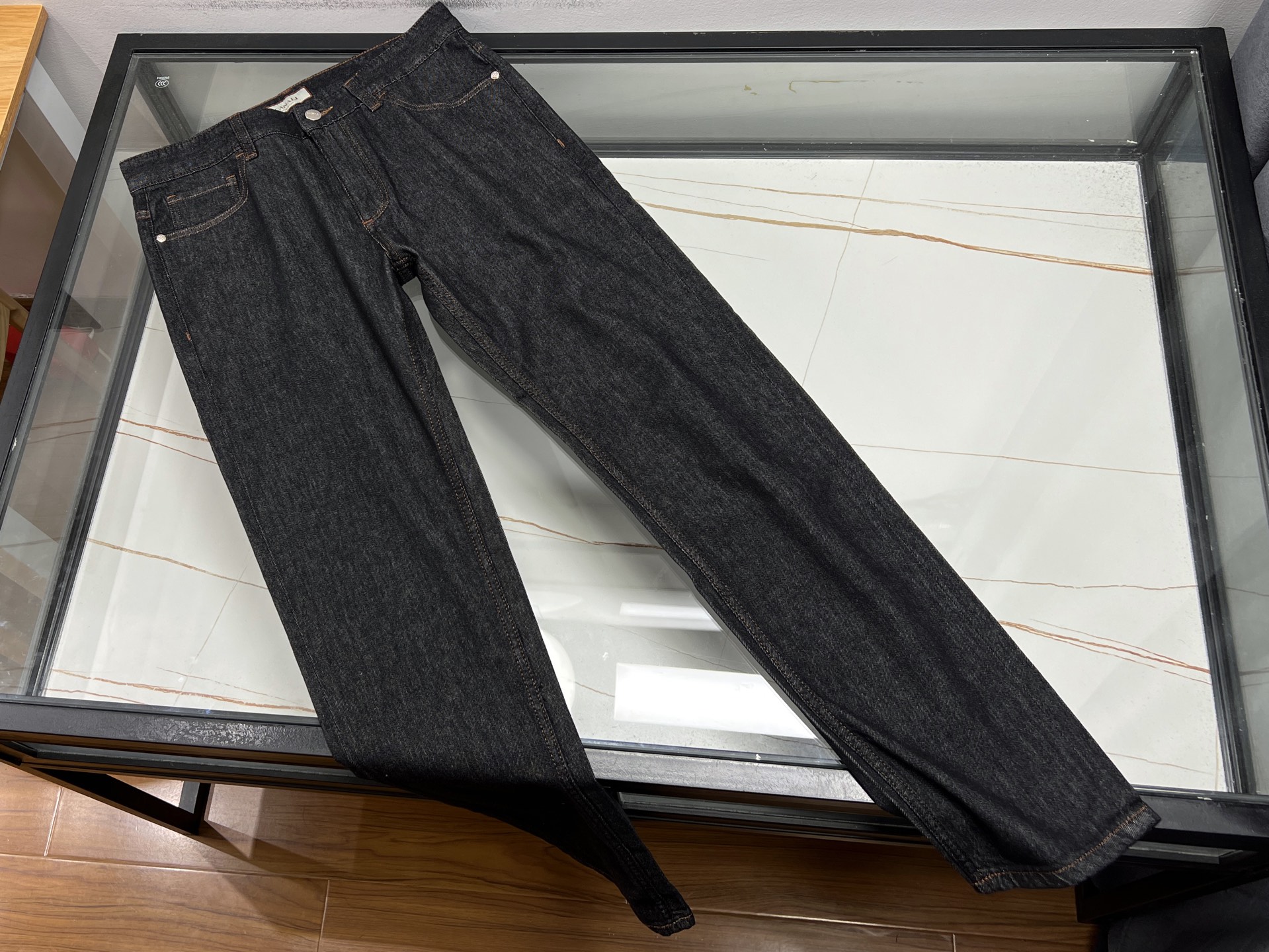 NO:720405,-25SS——CA high-elastic and thin spring and summer men's casual jeans, specially designed for urban men who pursue comfort and fashion. Made of high-quality light fabrics with excellent breathability, they can stay refreshing and not stuffy even in warm spring and summer seasons. Its unique elastic fiber blending technology gives the pants excellent stretch performance, allowing them to stretch freely without any sense of restraint, whether for daily walking or easy exercise.  In terms of design, it combines a simple yet stylish aesthetic concept. The straight version modifies the leg shape and shows neat and elegant masculine charm. The classic five-pocket design is both practical and adds a fashion element. The light color scheme is more in line with the fresh atmosphere of spring and summer, and can be easily matched with various styles.  Style tops, whether they are T-shirts, shirts or sweaters, can be easily worn, allowing you to enjoy freedom and comfort while showing your personality in spring and summer. Whether it is for casual outings or daily commuting, these jeans are an ideal choice that you cannot miss.  Ready for sale blue 31-32-33-34-36-38, men's clothing, jeans, shirts, tees, t-shirt,19860909-25SS———CA高弹轻薄春夏男士休闲牛仔裤,专为追求舒适与时尚的都市男性设计.采用高品质轻薄面料,透气性极佳,即使在温暖的春夏季节也能保持清爽不闷热.其独特的弹性纤维混纺技术,赋予了裤子卓越的伸缩性能,无论是日常行走还是轻松运动,都能自如伸展,毫无束缚感. 设计上,它融合了简约而不失格调的美学理念,直筒版型修饰腿型,展现出利落大方的男性魅力.经典五袋款设计,既实用又增添了时尚元素.浅色系调更符合春夏的清新氛围,轻松搭配各式上衣,无论是T恤、衬衫还是针织衫,都能轻松驾驭,让你在春夏季节里,既能享受自由舒适,又能彰显个性风采.无论是休闲出游还是日常通勤,这款牛仔裤都是你不容错过的理想选择. 现货发售蓝色31-32-33-34-36-38,男装,jeans,shirts,tees，t-shirt,,Women's clothing