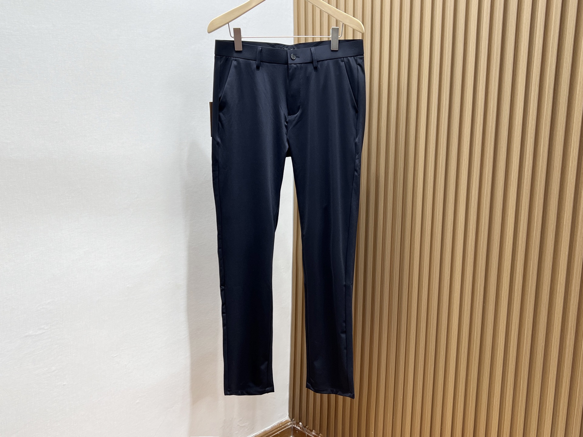 NO:720432,-25SS——TF cupro trousers are an indispensable casual item in spring and summer. They are made of high-quality cupro fabric, which is soft and breathable, bringing a silky smooth touch. It can keep you fresh and comfortable even in the hot summer. Its unique fiber structure gives the trousers good moisture absorption and perspiration performance, allowing you to breathe freely during outdoor activities without feeling stuffy.  In terms of design, TF cupro trousers combine the shape of classic trousers with the casualness of casual trousers. It not only retains the elegant lines of trousers, but also adds the ease of casual trousers. Whether paired with a simple T-shirt or an exquisite shirt, it can easily control various leisure or business occasions and show your unique taste.  In addition, these trousers also pay attention to details, exquisite sewing technology and exquisite tailoring to ensure that every time you wear them, you can show the best fit. Whether it is daily travel or vacation travel, TF cupro trousers are an ideal choice that you should not miss. Ready for sale blue 31-32-33-34-36-38, men's clothing, tom ford, shirts, tees, t-shirt,19860909-25SS———TF铜氨丝西裤,是春夏季节里不可或缺的休闲单品.采用高品质铜氨丝面料,轻柔透气,带来如丝般顺滑的触感,即便是炎炎夏日也能保持清爽舒适.其独特的纤维结构,赋予了裤子良好的吸湿排汗性能,让你在户外活动时也能自在呼吸,毫无闷热感. 设计上,TF铜氨丝西裤融合了经典西裤的版型与休闲裤的随性,既保留了西裤的优雅线条,又增添了休闲裤的轻松自在.无论是搭配简约T恤还是精致衬衫,都能轻松驾驭各种休闲或商务场合,展现你的独特品味. 此外,这款西裤还注重细节处理,精致的缝制工艺与考究的剪裁,确保每一次穿着都能展现出最佳的版型效果.无论是日常出行还是度假旅行,TF铜氨丝西裤都是你不容错过的理想选择. 现货发售蓝色31-32-33-34-36-38,男装,tom ford,shirts,tees，t-shirt,,Women's clothing