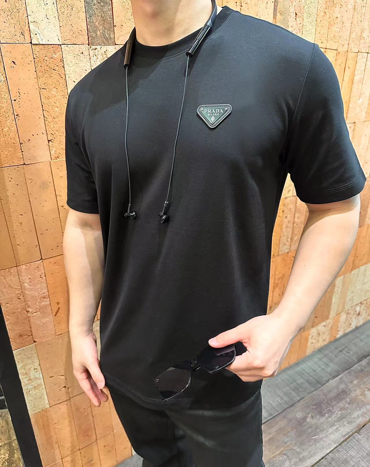 NO:154974,-25SS———The latest OEM short sleeves for men and women have quickly become the darling of the fashion industry with their unique design concept and excellent quality. This short sleeves are made of high-quality fabrics, soft and comfortable, and breathable. They can bring you an excellent wearing experience whether in hot summer or in the cool spring and autumn. In terms of design, it abandons cumbersome elements and uses a simple but stylish style, perfectly blends modern fashion and classic elements, showing a low-key and  High-end beauty. The tailoring of the same style of men and women not only retains the soft lines of women, but also shows the upright posture of men. Whether it is couple outfits or tacit matching between friends, it can be easily controlled and shows a different style. In addition, the choice of multiple colors meets the personalized needs of different groups of people, allowing you to stand out from the crowd and become the most dazzling focus. This short-sleeved sleeve is not only the best choice for daily outfits, but also an excellent choice for you to show your own style and taste.  On sale in stock, white/black XS-S-M-L, T-shirt, alexander wang19860909-25SS———最新推出的贴牌男女同款短袖,以其独特的设计理念和卓越的品质,迅速成为时尚界的宠儿.这款短袖采用了高品质的面料,柔软舒适,透气性好,无论是在炎炎夏日还是春秋微凉时节,都能带给你极佳的穿着体验.设计上,它摒弃了繁琐的元素,以简约而不失格调的风格,完美融合了现代时尚与经典元素,展现出一种低调而高级的美感.男女同款的剪裁,既保留了女性的柔美线条,又展现了男性的挺拔身姿,无论是情侣装还是朋友间的默契搭配,都能轻松驾驭,展现出别样的风采.此外,多种颜色的选择,更是满足了不同人群的个性化需求,让你在人群中脱颖而出,成为最耀眼的焦点.这款短袖,不仅是日常穿搭的优选,更是你展现自我风格与品味的绝佳选择. 现货发售白色/黑色XS-S-M-L,,T-shirt,alexander wang,Men's clothing