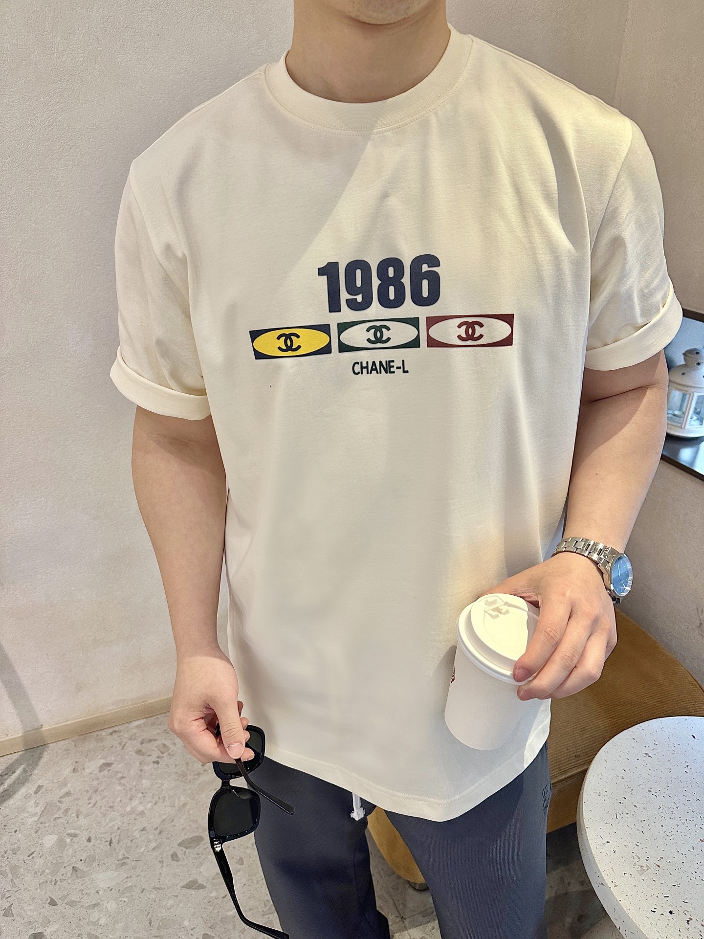 NO:154970,-25SS———The latest digital short-sleeved men and women, with its unique design concept and fashion elements, quickly became the trend focus of the streets and alleys. This short-sleeved fabric is made of high-quality fabrics, soft and comfortable, breathable, and is suitable for wearing in all occasions. The digital pattern is cleverly integrated into the design, retaining the simple style and adding personality colors. Whether it is worn alone or with a jacket, it can be easily controlled. The design of the same style allows couples or friends to wear the same style, showing different tacit understanding and style. In addition, the short-sleeved style has been carefully cut, slim but not tight, perfectly fit the body, showing a unique fashion charm. Whether it is casual travel or daily outfit, this digital short-sleeved style of men and women can make you a highlight in the crowd, demonstrating personality and taste. Come and buy it, and make this short-sleeved style a must-have item in your wardrobe!  Apricot color XS-S-M-L, Jackets & coats, T-shirt, alexander wang19860909-25SS———最新数字男女同款短袖,以其独特的设计理念和时尚元素,迅速成为街头巷尾的潮流焦点.这款短袖采用优质面料,柔软舒适,透气性好,适合各种场合穿着.数字图案巧妙融入设计之中,既保留了简约风格,又增添了个性色彩,无论是单穿还是搭配外套,都能轻松驾驭.男女同款的设计,让情侣们或朋友们可以穿上同款,展现不一样的默契与风采.此外,短袖的版型经过精心剪裁,修身而不紧绷,完美贴合身形,展现出独特的时尚魅力.无论是休闲出游还是日常穿搭,这款数字男女同款短袖都能让你成为人群中的亮点,彰显个性与品味.快来选购吧,让这款短袖成为你衣橱中的必备单品！ 现货发售杏色XS-S-M-L,,jackets & coats,T-shirt,alexander wang,Men's clothing