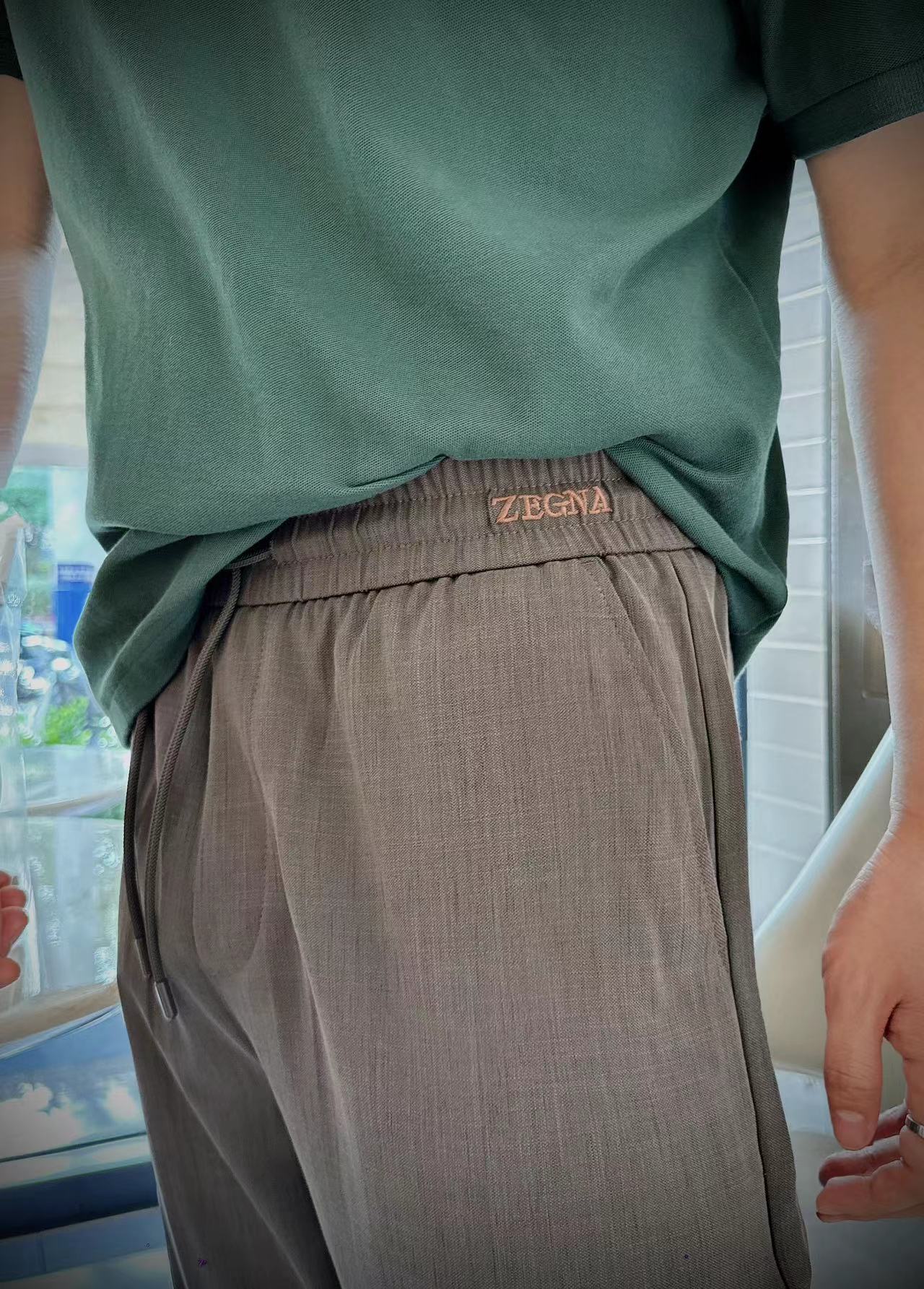 NO:154965,-25SS EZ———Line-surface casual sports pants, with its unique material and design, bring a refreshing and natural style to daily wear. High-quality linen fabric is light and breathable, and can keep the skin dry and comfortable even in the hot summer, effectively reducing the feeling of sweat and stickiness. The pants are loose and have a style that conforms to the casual and comfortable style of casual sports, and are both casual and fashionable. Whether it is outdoor walking, yoga practice or daily travel, they can be easily controlled. Its colors are soft, mostly earth-based colors, and it is easy to match various tops, showing a low-key but tasteful personal style. In addition, linen material also has good hygroscopicity and antibacterial properties, and can maintain a fresh body odor when worn for a long time. It is an ideal choice for those who pursue a healthy and comfortable life. In short, this linen casual sports pants are a perfect example that combines practicality and fashion.  Spot shipping grass green XS-L, alexander wang19860909-25SS EZ———亚麻面休闲运动裤子,以其独特的材质与设计,为日常穿搭带来一抹清新自然之风.选用高品质亚麻面料,轻盈透气,即便在炎炎夏日也能保持肌肤的干爽舒适,有效减少汗水粘腻感.裤子剪裁宽松而不失版型,既符合休闲运动的随性自在,又不失时尚格调,无论是户外散步、瑜伽练习还是日常出行,都能轻松驾驭.其色彩柔和,多以大地色系为主,易于搭配各种上衣,展现出低调而不失品味的个人风格.此外,亚麻材质还具有良好的吸湿性与抗菌性,长时间穿着也能保持清新体味,是追求健康舒适生活人士的理想之选.总之,这款亚麻休闲运动裤,是结合了实用性与时尚感的完美典范. 现货发货草绿色XS-L,,alexander wang,Men's clothing