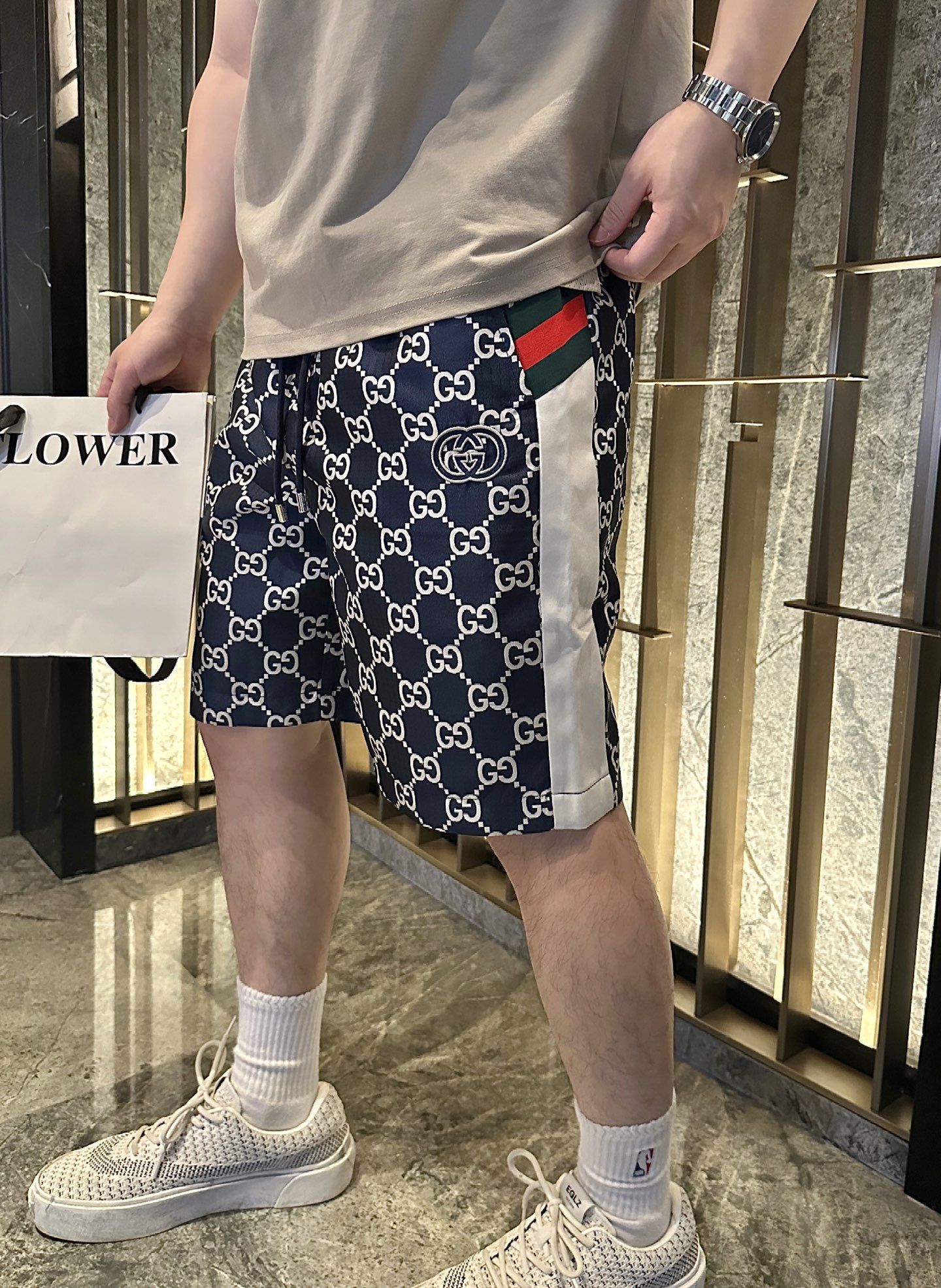 NO:414692,-25SS——Jacquard fashionable casual shorts have become the highlight of summer wardrobe with their unique design elements and exquisite craftsmanship. The shorts are made of high-quality fabrics, light and breathable, and comfortable to wear, and can be kept refreshed even in the hot summer. The exquisite jacquard patterns are arranged in a staggered manner, adding a bit of artistic atmosphere to the simple style and highlighting the wearer's personality and taste. The loose style design does not pick on the figure, and can be easily controlled whether it is casual travel or daily outfit. Paired with a pair of simple white shoes or fashionable sandals, you can easily create a casual and stylish summer look. In addition, these shorts are easy to take care of and keep fresh when cleaning every day, allowing you to enjoy fashion while easily coping with the busy pace of life. Whether it is for yourself or as a gift to your relatives and friends, it is an excellent choice.  Spot sale XS-S-M-L, sandals, shorts, alexander wang19860909-25SS———提花时尚休闲短裤以其独特的设计元素和精湛的工艺,成为了夏日衣橱中的亮点.短裤采用高品质面料,轻盈透气,穿着舒适,即便是炎炎夏日也能保持清爽.精致的提花图案,错落有致,为简约的款式增添了几分艺术气息,彰显穿着者的个性与品味.宽松的版型设计,不挑身材,无论是休闲出游还是日常穿搭,都能轻松驾驭.搭配一双简约小白鞋或是时尚凉鞋,便能轻松打造出随性而不失格调的夏日造型.此外,这款短裤还易于打理,日常清洗即可保持如新,让你在享受时尚的同时,也能轻松应对忙碌的生活节奏.无论是送给自己,还是作为礼物赠予亲友,都是极佳的选择. 现货发售XS-S-M-L,,sandals,shorts,alexander wang,Men's clothing