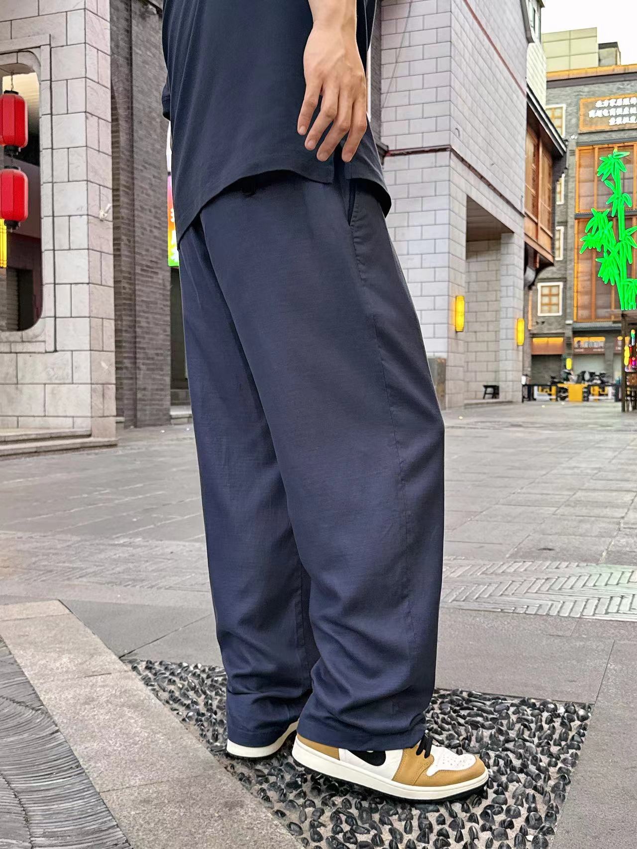 NO:414699,-25SS———Tenshise silk-blend casual pants! Selected silk-blend and silk-blend fabrics to create a new and elegant style in spring and summer. Natural fibers interwoven into a unique texture, both natural and crisp, and the smooth drape of silk is integrated into the touch, and the touch is as skin-friendly and breathable as clouds. The 3:7 gold ratio blending process retains the moisture-absorbing and wicking characteristics of hemp fibers, while relying on the natural temperature adjustment of silk protein fibers, it achieves a dry and refreshing body feeling all-weather, sitting for a long time without being stuffy, and walking with the air circulation sense.  Three-dimensional tailoring pants are both slack and slim, and the high-waist elastic drawstring design includes a variety of waist circumferences. The micro-conical pants are naturally narrowed from the thigh to the ankle. They are paired with invisible insertion bags and back patch pockets, which are both practical and simple and beautiful. The draped fabric has its own anti-wrinkle properties, and the wrinkles are naturally stretched when moving, and the pants are smooth and neat when standing still. Ivory white, mist gray, and light khaki are available, which can easily be used for many occasions such as shirts, T-shirts, sweaters, etc. Intimate tips are recommended to hand wash in cold water. Hanging the shade dry can maintain the natural luster and flexibility of the fabric for a long time. Let each pants line write a lazy and exquisite balance philosophy, redefining the urban light and casual wear experience. Blue XS-S-M-L,,shirts,tees,t-shirt,real silk,gold,alexander wang19860909-25SS———天丝麻真丝混纺休闲裤! 精选天丝麻与真丝混纺面料,打造春夏轻逸新风尚.天然纤维交织出独特肌理感,既有麻质的自然挺括,又融入真丝的柔滑垂坠,触感如云朵般亲肤透气.3:7黄金配比混纺工艺,在保留麻纤维吸湿排汗特性的同时,凭借真丝蛋白纤维的天然调温性,实现全天候干爽体感,久坐不闷热,行走自带空气流通感. 立体剪裁裤型兼顾松弛与修身,高腰松紧抽绳设计包容多种腰围,微锥形裤管从大腿到脚踝自然收窄,搭配隐形插袋与后贴袋,兼具实用性与简约美感.垂坠面料自带抗皱属性,活动时褶皱自然舒展,静立时裤线流畅利落.象牙白、雾灰、浅卡其三色可选,轻松适配衬衫、T恤、针织衫等多场合穿搭. 贴心提示建议冷水手洗,悬挂阴干可长效保持面料天然光泽与柔韧度.让每条裤线都书写慵懒与精致的平衡哲学,重新定义都市轻休闲穿搭体验. 现货发售蓝色XS-S-M-L,,shirts,tees，t-shirt,real silk,gold,alexander wang,Men's clothing