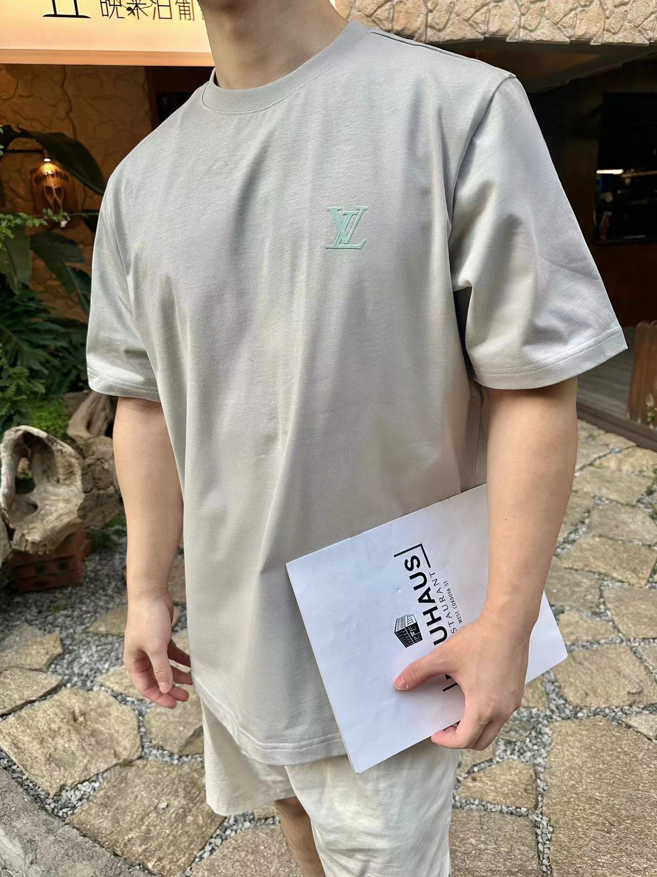 NO:414706,-25SS———The rear press shark short sleeves have become a bright color in the fashion trend with their unique design concept and exquisite craftsmanship. This short sleeve is made of high-quality fabric, soft and comfortable, breathable, and can remain dry even in hot summer. The most eye-catching design is the lifelike shark pattern on the chest, which uses the rear press craftsmanship to make the pattern more three-dimensional and full, and the details show its ingeniousness. The short sleeves are well-tailed, retaining a loose and comfortable wearing experience, and yet having a sense of fashion. Whether paired with jeans or casual pants, they can easily control various occasions and show their personal style. In addition, the rear press shark short sleeves have won the love and praise of many consumers for their durability and washing.  In short, this back-pressure shark short sleeve is not only a piece of clothing, but also a manifestation of a life attitude. It allows you to enjoy the fashion trend while also feeling the beauty of quality life. Whether it is for your own use or gifts, it is an excellent choice. Grey XS-S-M-L, jeans, T-shirt, alexander wang is available in stock.19860909-25SS———后压鲨鱼短袖,以其独特的设计理念和精湛的工艺,成为了时尚潮流中的一抹亮色.这款短袖采用高品质面料,柔软舒适,透气性好,即使在炎炎夏日也能保持干爽.其最引人注目的设计莫过于胸前那栩栩如生的鲨鱼图案,采用后压工艺,使得图案更加立体饱满,细节之处尽显匠心独运. 短袖的版型剪裁得体,既保留了宽松舒适的穿着体验,又不失时尚感.无论是搭配牛仔裤还是休闲裤,都能轻松驾驭各种场合,展现个性风采.此外,后压鲨鱼短袖还以其耐穿耐洗的特点,赢得了众多消费者的喜爱与好评. 总之,这款后压鲨鱼短袖不仅是一件衣物,更是一种生活态度的展现.它让你在享受时尚潮流的同时,也能感受到品质生活的美好.无论是自用还是送礼,都是极佳的选择. 现货发售灰色XS-S-M-L,,jeans,T-shirt,alexander wang,Men's clothing