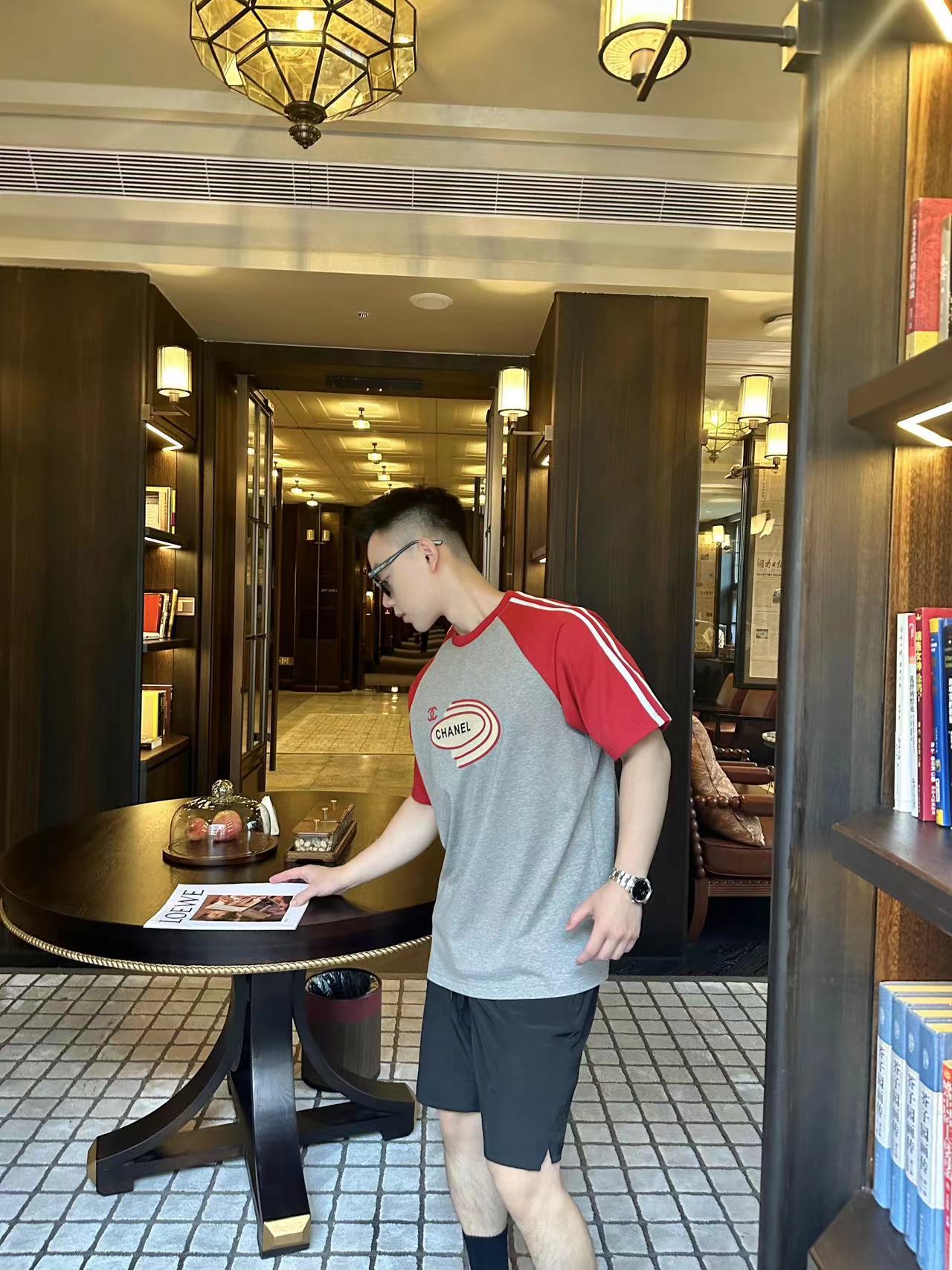 NO:451189,-25SS———Striped letter short-sleeved T-shirts, with their unique fashion charm, have become a trendy item for unisex. They use high-quality fabrics, soft and breathable, to ensure comfortable wear. Whether in hot summer or in the cool spring and autumn seasons, they can give you just the right warmth and refreshment. The short-sleeved design is simple and elegant, and matched with a classic round neck cut, which not only embellishes the neckline lines, but also shows youthful vitality. The most eye-catching thing is the striped letter design on the body of the clothes, which is full of personality, breaks the monotony of the solid color T-shirt and adds a bit of layering and fun to the overall look. This design not only highlights the wearer's unique taste, but also can be easily matched with various bottoms, whether it is jeans, casual pants or skirts, to create a casual and natural street style.  In addition, this T-shirt has a loose and moderate style, and does not pick on the figure. Whether you are petite or tall and strong, you can find a size that suits you and show your personal charm. Whether it is daily travel, exercise, or friends gatherings, or leisure and shopping, it is an indispensable fashion companion in your closet. Come and choose one and start your colorful summer journey!  Spot sale grey XS-S-M-L, skirts, jeans, T-shirt, tees, t-shirt, alexander wang19860909-25SS———压条字母短袖T恤,以其独特的时尚韵味,成为了男女皆宜的潮流单品.采用优质面料,柔软透气,确保穿着舒适,无论是炎炎夏日还是春秋微凉时节,都能给予你恰到好处的温暖与清爽.短袖设计简约大方,搭配经典的圆领剪裁,不仅修饰颈部线条,更显青春活力. 最为吸睛的是衣身上的压条字母设计,个性十足,打破了纯色T恤的单调,为整体造型增添了几分层次感与趣味性.这种设计不仅彰显穿着者的独特品味,还能轻松搭配各种下装,无论是牛仔裤、休闲裤还是半身裙,都能轻松驾驭,打造出随性自然的街头风格. 此外,这款T恤的版型宽松适中,不挑身材,无论你是娇小玲珑还是高大健硕,都能找到适合自己的尺码,尽情展现个人魅力.无论是日常出行、运动健身,还是朋友聚会、休闲逛街,它都是你衣橱里不可或缺的时尚伴侣.快来挑选一件,开启你的多彩夏日之旅吧！ 现货发售灰色XS-S-M-L,,skirts,jeans,T-shirt,tees，t-shirt,alexander wang,Men's clothing