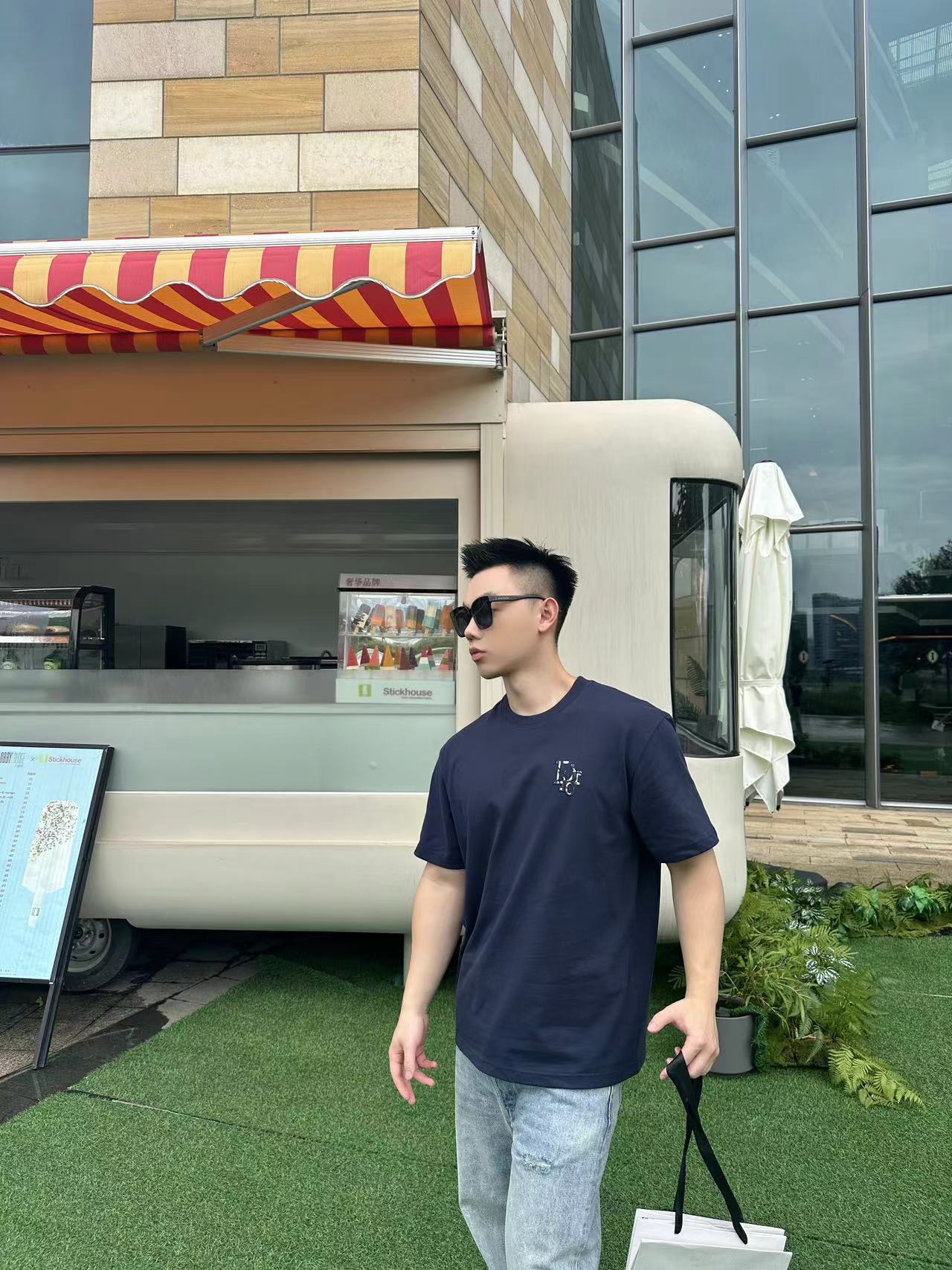 NO:451203,-25SS———Stylish and casual classic short-sleeved on the chest, with its simple but stylish design, has become a must-have item in summer wardrobe. It uses high-quality fabrics, soft and breathable, ensuring comfortable and unburdened wear, and can be kept refreshed even in the hot summer. The short-sleeved tailoring is neat and generous, just showing the lines of the arm, which is both casual and fashionable. The chest design is unique, either simple patterns or exquisite logo, revealing the unique charm of the brand in a low-key manner, demonstrating the extraordinary taste of the wearer. The classic round neck design is easy to wear, whether it is matched with jeans, casual pants or skirts, and can be easily controlled to create a casual and natural casual style. Whether it is daily travel, friends' gatherings or outdoor activities, this short-sleeved sleeves can make you the focus of the crowd and show your unique personal charm.  2 colors on sale in stock XS-S-M-L, skirts, jeans, T-shirt, alexander wang19860909-25SS———胸前时尚休闲经典短袖,以其简约而不失格调的设计,成为了夏日衣橱中的必备单品.采用优质面料,柔软透气,确保穿着舒适无负担,即便是炎炎夏日也能保持清爽.短袖剪裁利落大方,恰到好处地展现出手臂线条,既休闲又不失时尚感.胸前设计别出心裁,或是简约图案,或是精致logo,低调中透露出品牌的独特韵味,彰显穿着者的不凡品味.经典圆领设计,易于穿搭,无论是搭配牛仔裤、休闲裤还是半身裙,都能轻松驾驭,打造出随性自然的休闲风格.无论是日常出行、朋友聚会还是户外活动,这款短袖都能让你成为人群中的焦点,展现独特的个人魅力. 现货发售2色XS-S-M-L,,skirts,jeans,T-shirt,alexander wang,Men's clothing