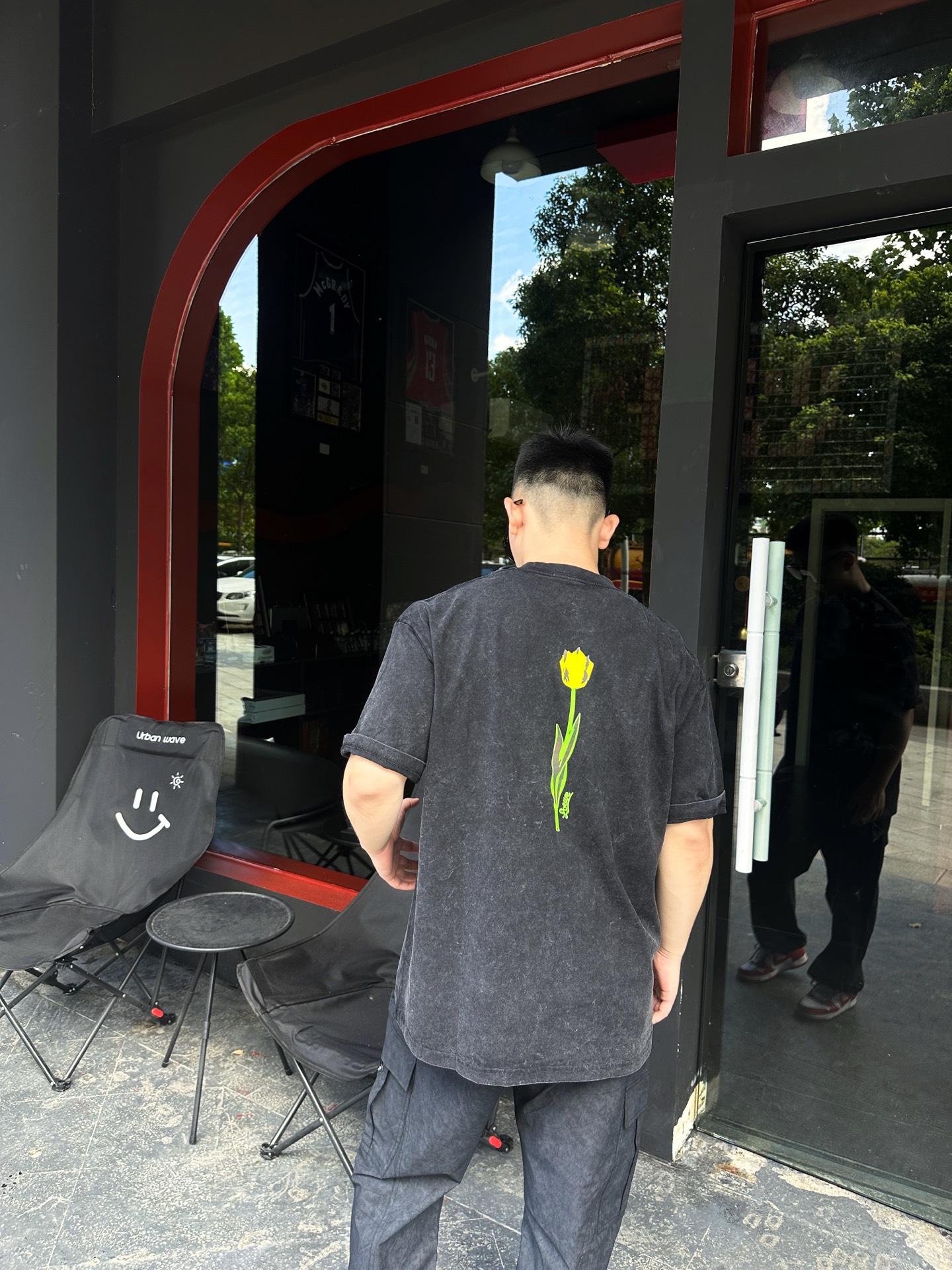 NO:427847,-25SS - Washed and old printed short sleeves, with their unique retro style and fashionable design, have become a must-have item in summer wardrobe. The short sleeves are made of high-quality fabrics and are processed by fine washing technology to present a natural aging effect, which not only adds the layering and three-dimensional sense of the clothes, but also makes the wearing experience more comfortable and breathable. The printed patterns are unique and use advanced printing technology to ensure that the pattern is bright and lasting and does not fade. At the same time, they complement the old background colors and show a different artistic beauty. The simple short sleeve design, paired with a casual old style, can be easily controlled whether it is daily leisure or fashionable on the street, showing a unique charm. This washing and old printed short sleeves are both a tribute to the classics and an interpretation of the trend, allowing you to enjoy coolness and fashion in the hot summer.  Black and gray XS-L, T-shirt, alexander wang19860909-25SS——水洗做旧印花短袖,以其独特的复古风情和时尚设计,成为夏日衣橱的必备单品.短袖采用优质面料,经过精细的水洗工艺处理,呈现出自然的做旧效果,不仅增添了衣物的层次感和立体感,还让穿着体验更加舒适透气.印花图案别具一格,采用先进的印花技术,确保图案色泽鲜艳、持久不褪色,同时与做旧底色相得益彰,展现出别样的艺术美感.简约的短袖设计,搭配随性的做旧风格,无论是日常休闲还是时尚出街,都能轻松驾驭,彰显个性魅力.这款水洗做旧印花短袖,既是对经典致敬,也是对潮流的诠释,让你在炎炎夏日中,尽享清凉与时尚. 现货发售黑灰色XS-L,,T-shirt,alexander wang,Men's clothing