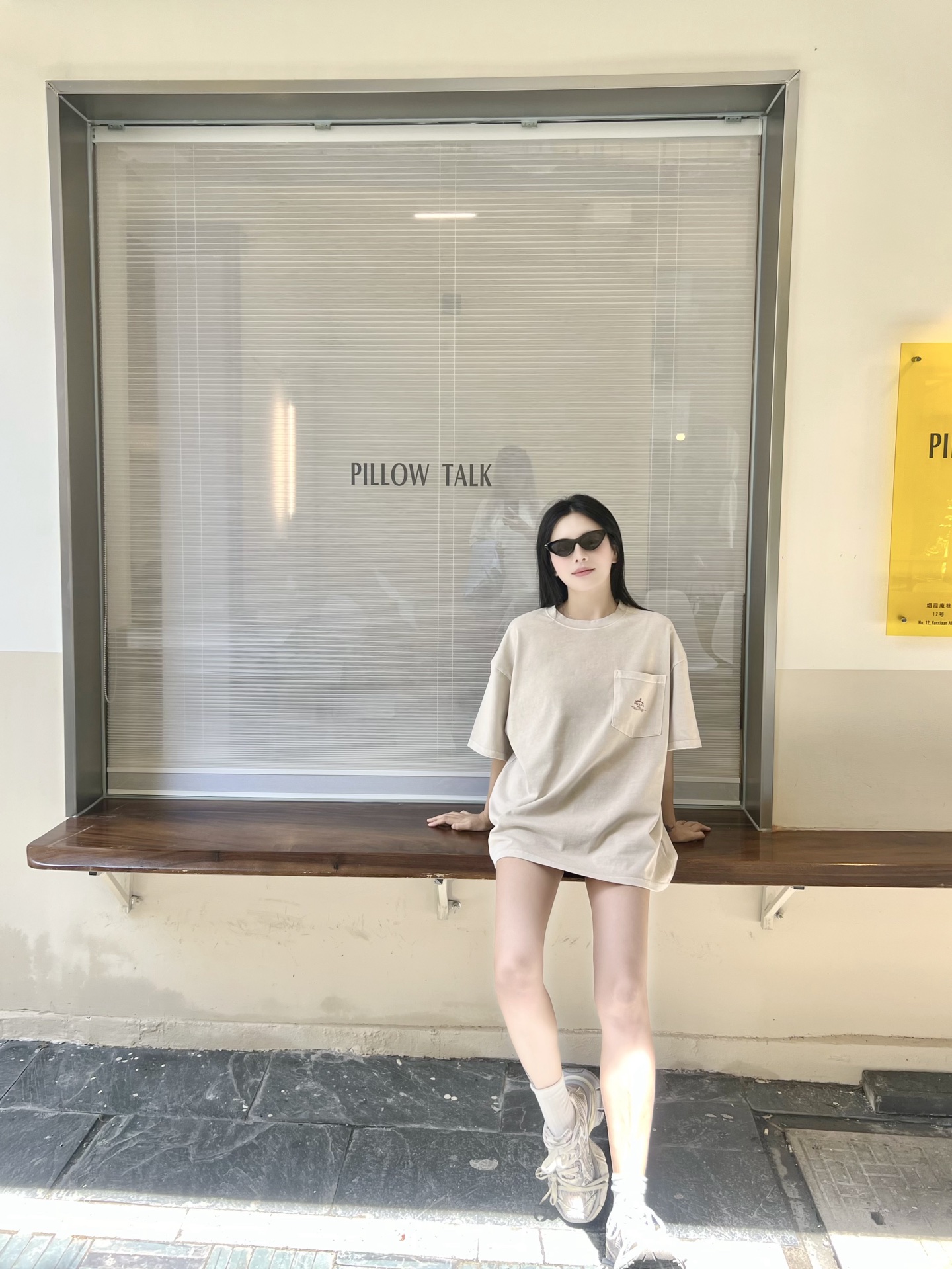 NO:451213,———The short-sleeved T-shirt on the chest has become a must-have item in summer wardrobe with its simple but personalized design. The short-sleeved cotton material is made of high-quality cotton and is treated with special washing process. It not only feels soft and comfortable to touch, but also presents a natural and old texture, adding a bit of casual and casual atmosphere to the whole. The carefully printed wash letter patterns on the chest are bright colors and are not easy to fall off, which not only demonstrates the unique charm of the brand, but also gives the clothes a sense of fashion. The layout design is loose and decent, and does not pick on the figure. Whether worn alone or as an inner layer, you can easily control various styles. Whether it is matched with jeans, casual pants or skirts, you can show a unique fashion attitude. With its high-quality materials, exquisite craftsmanship and versatile characteristics, this short-sleeved T-shirt has become an ideal choice for those who pursue simple and fashionable things.  Off-white on-white XS-S-M-L, skirts, jeans, T-shirt, tees, t-shirt, alexander wang19860909———胸前水洗字母短袖T恤,以其简约而不失个性的设计,成为了夏日衣橱中的必备单品.短袖采用优质棉料,经过特殊水洗工艺处理,不仅触感柔软舒适,还呈现出自然做旧的质感,为整体增添了几分随性与休闲气息.胸前精心印制的水洗字母图案,色彩鲜明且不易脱落,既彰显了品牌的独特魅力,又赋予衣物以时尚感.其版型设计宽松得体,不挑身材,无论是单穿还是作为内搭,都能轻松驾驭各种风格.无论是搭配牛仔裤、休闲裤还是半身裙,都能展现出别具一格的时尚态度.这款短袖T恤,以其高品质的材质、精致的工艺以及百搭的特性,成为了追求简约时尚人士的理想选择. 现货发售米白色XS-S-M-L,,skirts,jeans,T-shirt,tees，t-shirt,alexander wang,Men's clothing