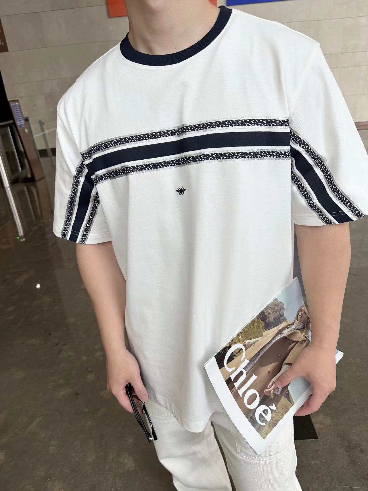 NO:451201,-25SS———Short-sleeved letters on chest, a must-have item for summer that is simple and fashionable. It is based on a solid color system and is decorated with a personalized letter design on the chest, which not only shows low-key luxury, but also reveals the wearer's unique taste. This short-sleeved sleeve is made of high-quality fabric, soft and comfortable, and has good breathability, and can remain dry even in hot summer. The letter pattern has been processed with fine craftsmanship, which is not easy to fall off and lasts for a long time. Whether it is a matching  Jeans or casual pants can easily control various occasions, from daily travel to casual parties, you can become the focus. In addition, there are a variety of colors for short-sleeved letters on the chest to meet the needs of different styles and allow you to show your diverse charm in summer. In short, this short-sleeved letters on the chest has become the favorite of many fashion experts with its simple and fashionable design and comfortable and durable quality, and is also a summer fashion item that you must not miss.  White XS-S-M-L, jeans, T-shirt, alexander wang19860909-25SS———胸前字母短袖,简约而不失时尚感的夏日必备单品.它以纯色系为基底,胸前点缀着个性的字母设计,既展现了低调的奢华,又透露出穿着者的独特品味.这款短袖采用优质面料,柔软舒适,透气性好,即便在炎炎夏日也能保持干爽.字母图案经过精细工艺处理,不易脱落,经久耐穿.无论是搭配牛仔裤还是休闲裤,都能轻松驾驭各种场合,从日常出行到休闲聚会,都能让你成为焦点.此外,胸前字母短袖还有多种颜色可选,满足不同风格的需求,让你在夏日里展现多样魅力.总之,这款胸前字母短袖以其简约时尚的设计和舒适耐穿的品质,成为了许多时尚达人的心头好,也是你不可错过的夏日时尚单品. 现货发售白色XS-S-M-L,,jeans,T-shirt,alexander wang,Men's clothing