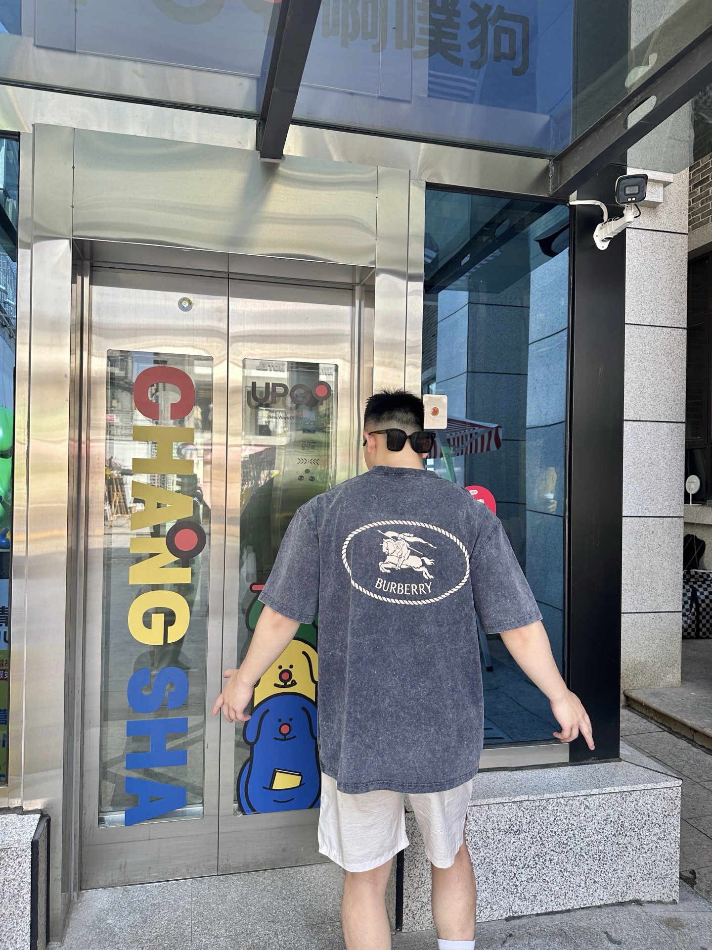 NO:451208,-25SS———All-washed, old short-sleeved T-shirts are a fashionable item for men and women, perfectly combining retro and modern trendy elements. They use high-quality fabrics and special washing process to present a natural and old effect, which not only enhances the texture of the clothes, but also gives each piece a unique appearance. The letter pattern on the body of the clothes is simple without losing personality. Through slight wear, it shows the traces of time and highlights the wearer's unique taste. The short-sleeved design is suitable for wearing in spring and summer, and is both cool and comfortable. The loose style cut is not picky about the figure, and it can be easily controlled by both men and women. It can be paired with jeans, casual pants or skirts to easily create a casual and natural street style. Whether it is daily travel, friends' gatherings or casual sports, this short-sleeved T-shirt is your ideal choice, allowing you to stand out from the crowd and show your extraordinary charm.  Spot-sale grey XS-S-M-L, skirts, jeans, T-shirt, tees, t-shirt, alexander wang19860909-25SS———字母水洗做旧短袖T恤,是男女皆宜的时尚单品,完美融合了复古与现代潮流元素.采用优质面料,经过特殊水洗工艺处理,呈现出自然做旧效果,不仅增强了衣物的质感,还让每一件都拥有独一无二的外观.衣身上的字母图案,简约而不失个性,通过轻微磨损处理,更显岁月痕迹,彰显穿着者的独特品味.短袖设计,适合春夏季节穿着,既凉爽又舒适.宽松的版型剪裁,不挑身材,无论男女都能轻松驾驭,搭配牛仔裤、休闲裤或是半身裙,都能轻松打造出随性自然的街头风格.无论是日常出行、朋友聚会还是休闲运动,这款短袖T恤都是你的理想选择,让你在人群中脱颖而出,展现不凡魅力. 现货发售灰色XS-S-M-L,,skirts,jeans,T-shirt,tees，t-shirt,alexander wang,Men's clothing